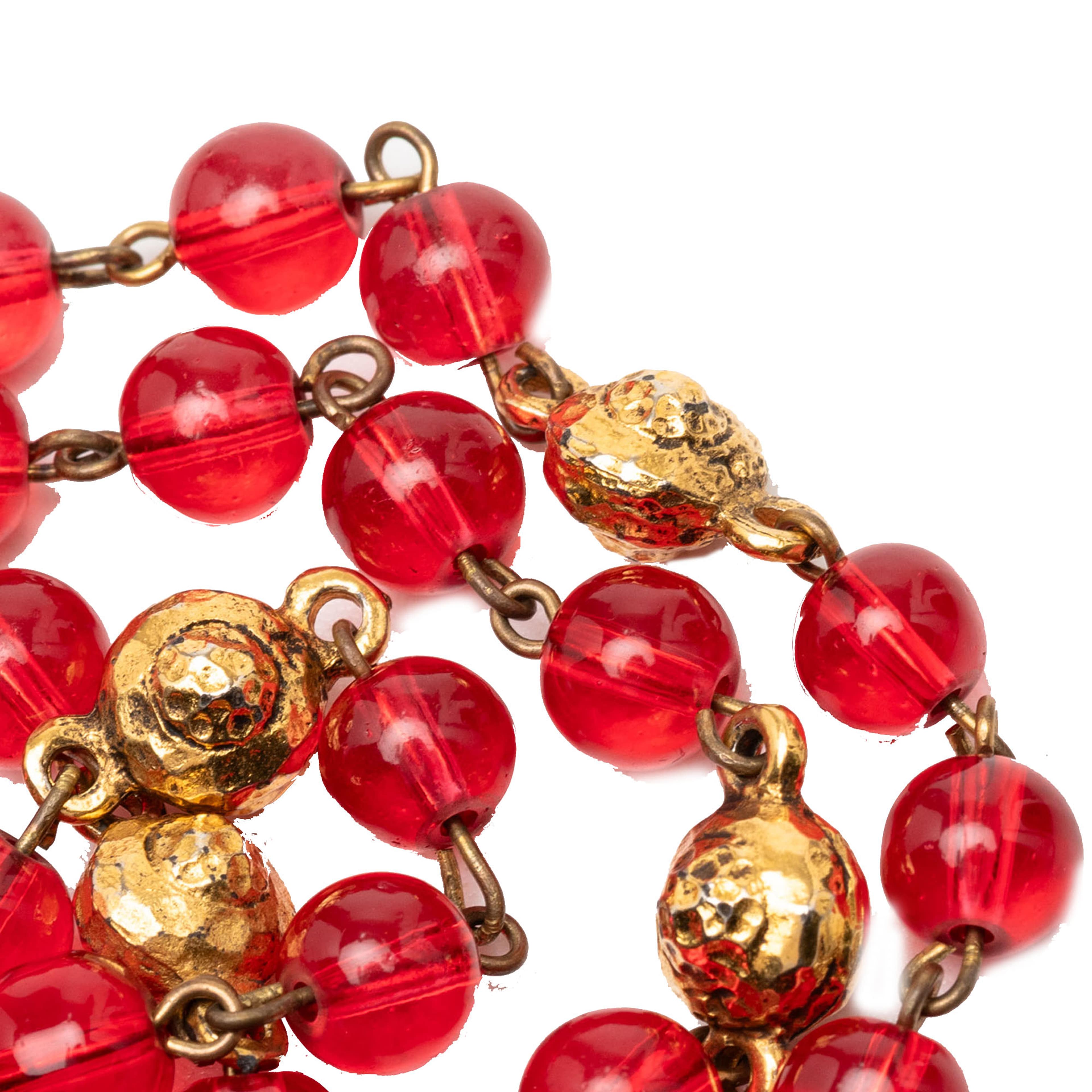 Chanel Gripoix Glass And Gold Plated Long Necklace, från Luxclusif, i färgen red. Klicka för att öppna bilden i stort format