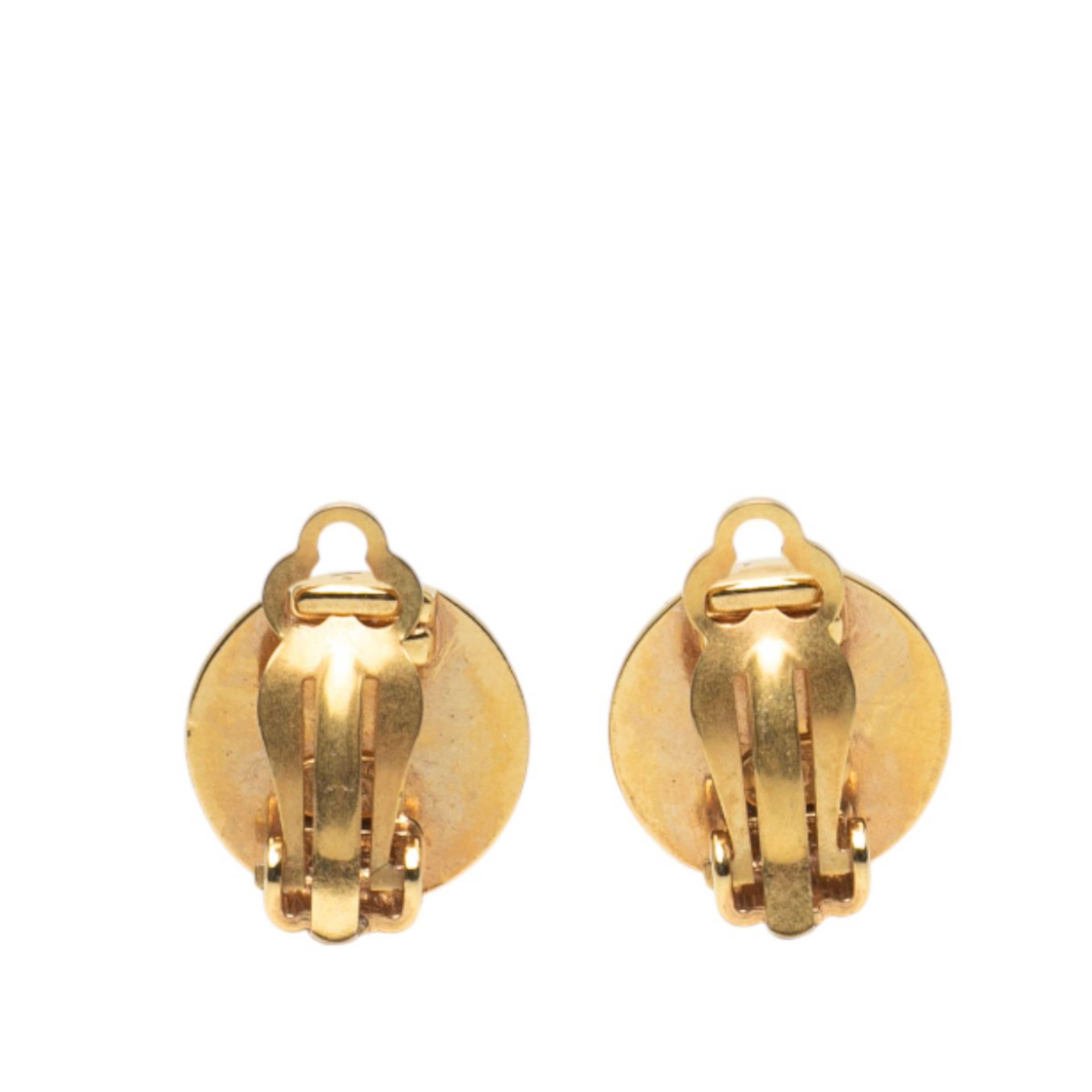 Chanel Cc Gold Plated Round Clip On Earrings, från Luxclusif, i färgen gold. Klicka för att öppna bilden i stort format