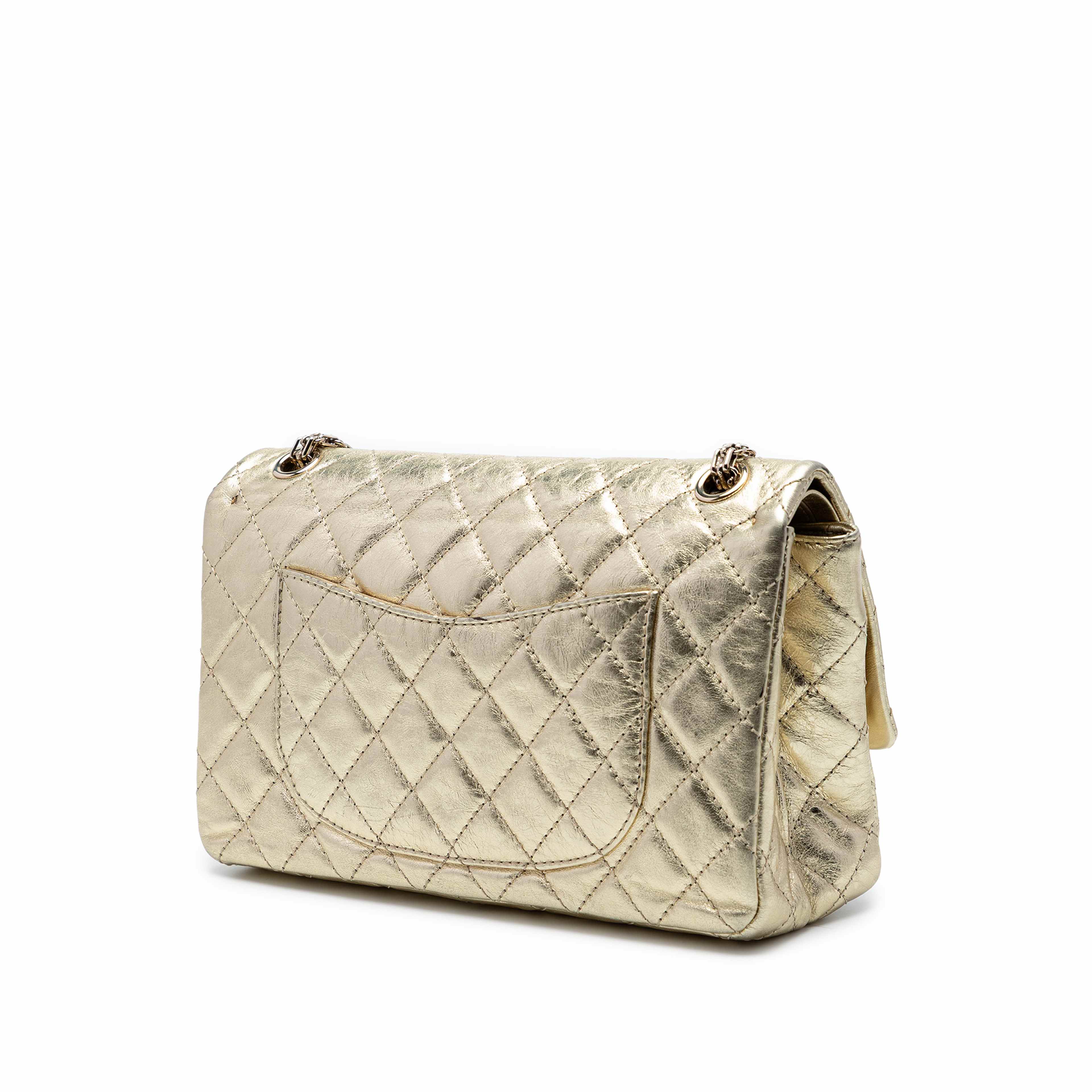 Chanel Quilted Metallic Aged Calfskin Reissue 2.55 Double Flap 226, från Luxclusif, i färgen gold. Klicka för att öppna bilden i stort format