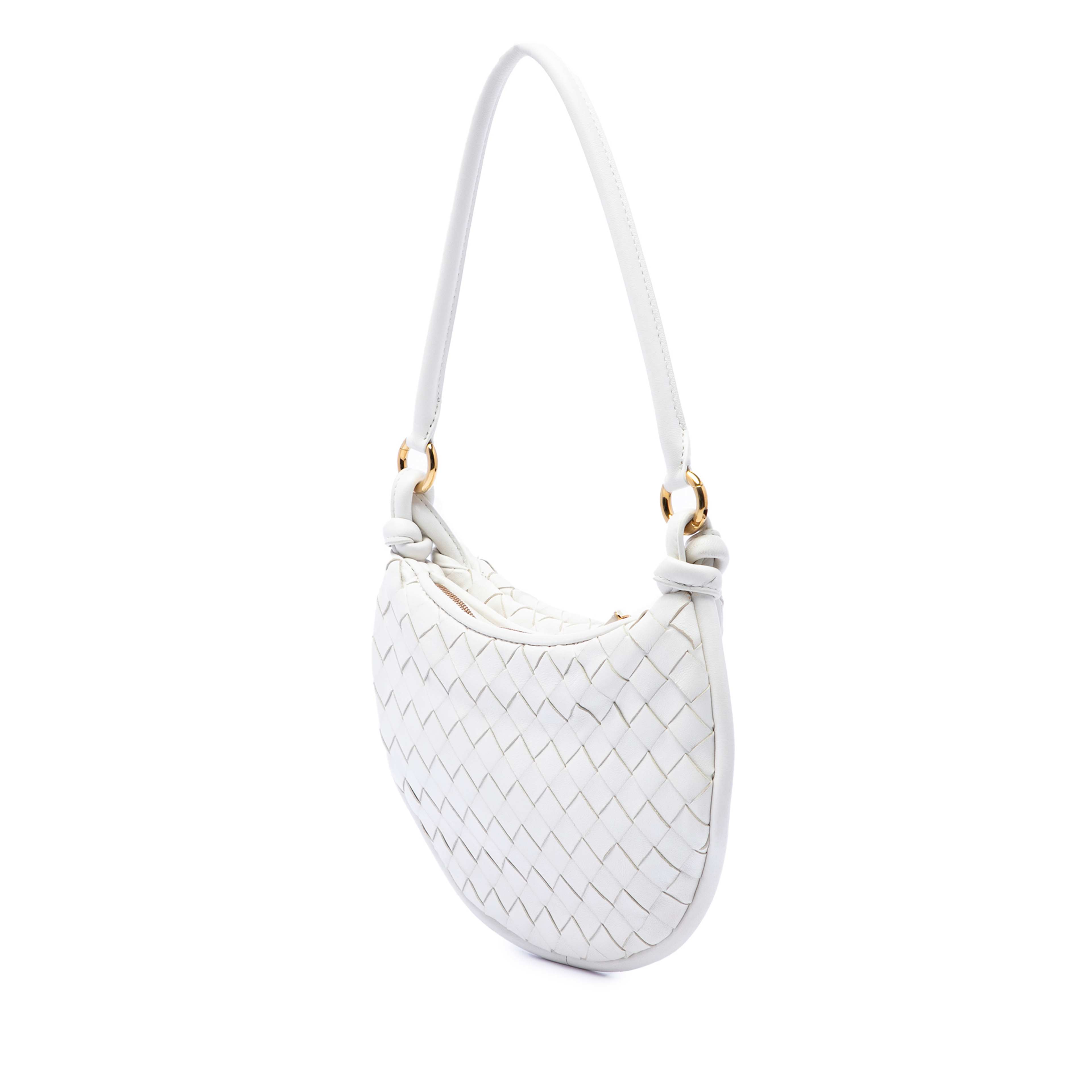 Bottega Veneta Small Nappa Intrecciato Gemelli Hobo, från Luxclusif, i färgen vit. Klicka för att öppna bilden i stort format