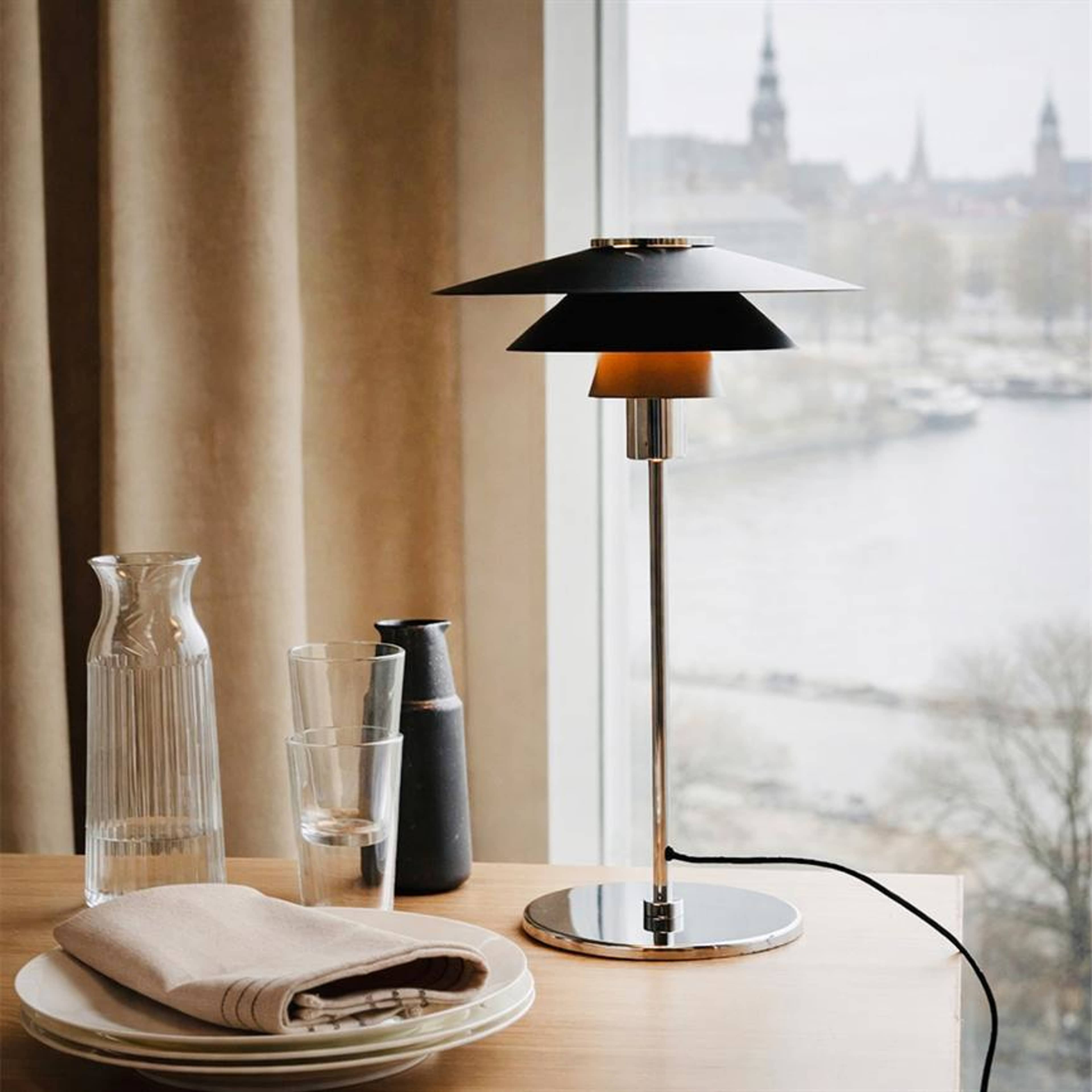 Kay Table Lamp Black, från Dyberg Larsen, i färgen black/ chrome. Klicka för att öppna bilden i stort format