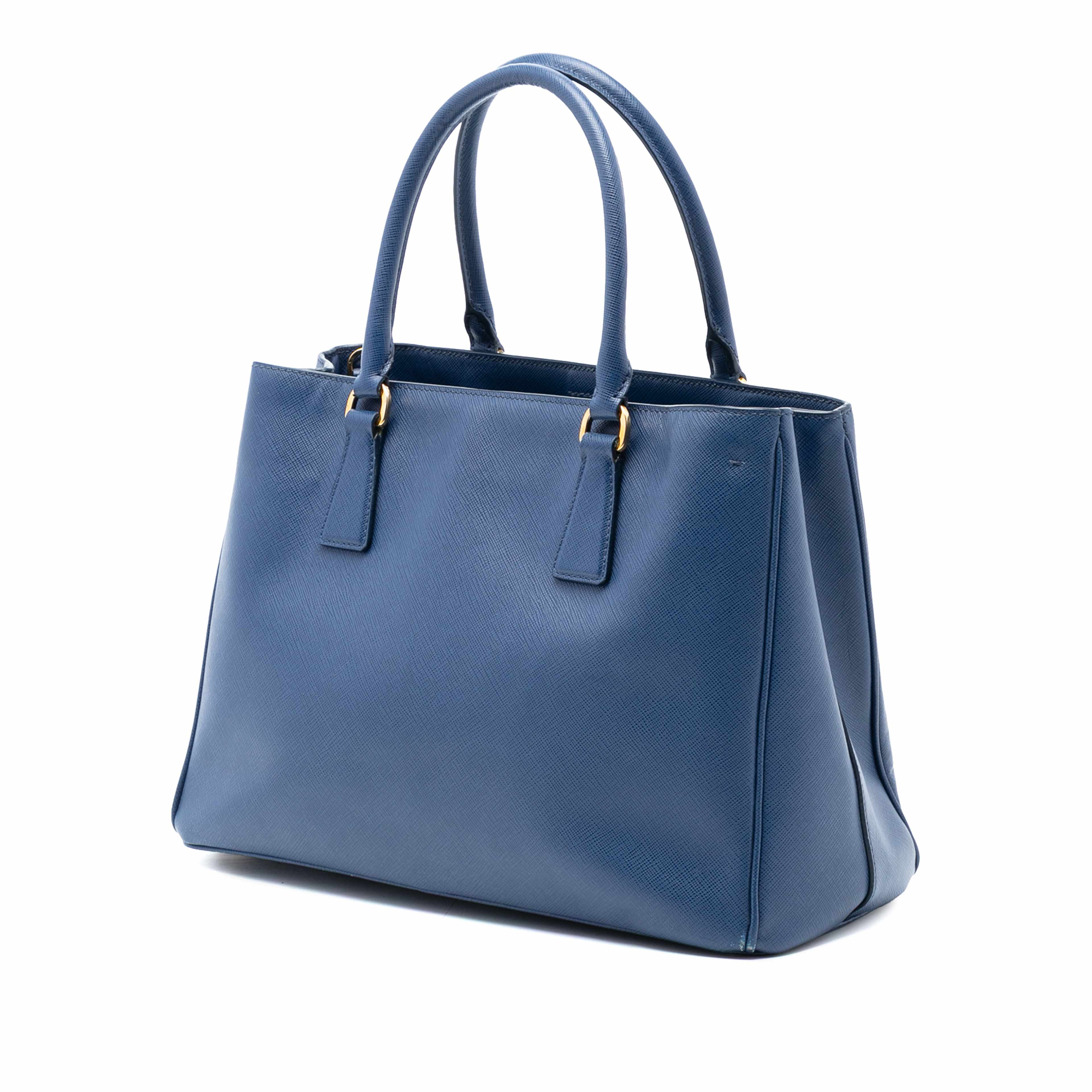 Prada Medium Saffiano Lux Galleria Tote, från Luxclusif, i färgen blue. Klicka för att öppna bilden i stort format