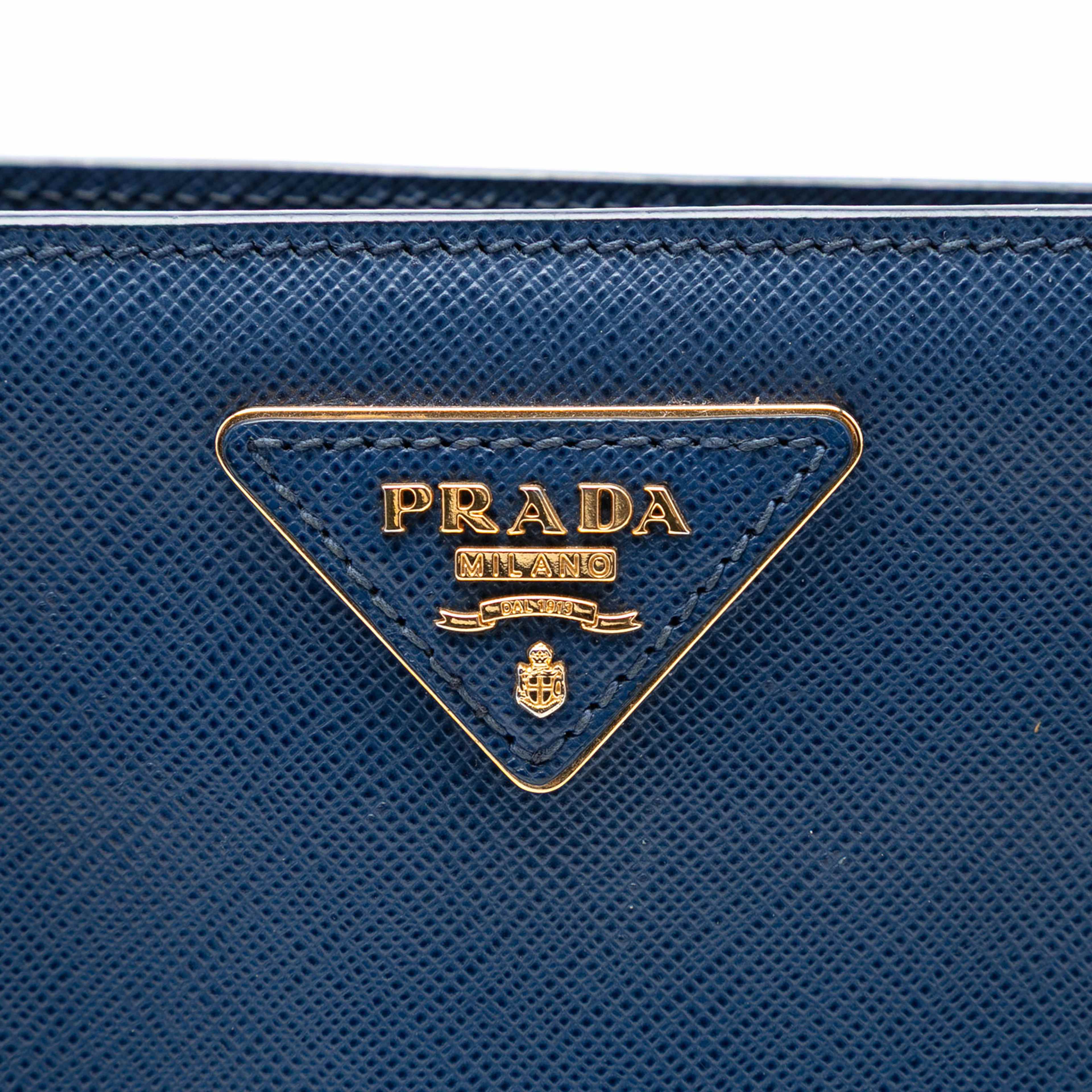 Prada Medium Saffiano Lux Galleria Tote, från Luxclusif, i färgen blue. Klicka för att öppna bilden i stort format