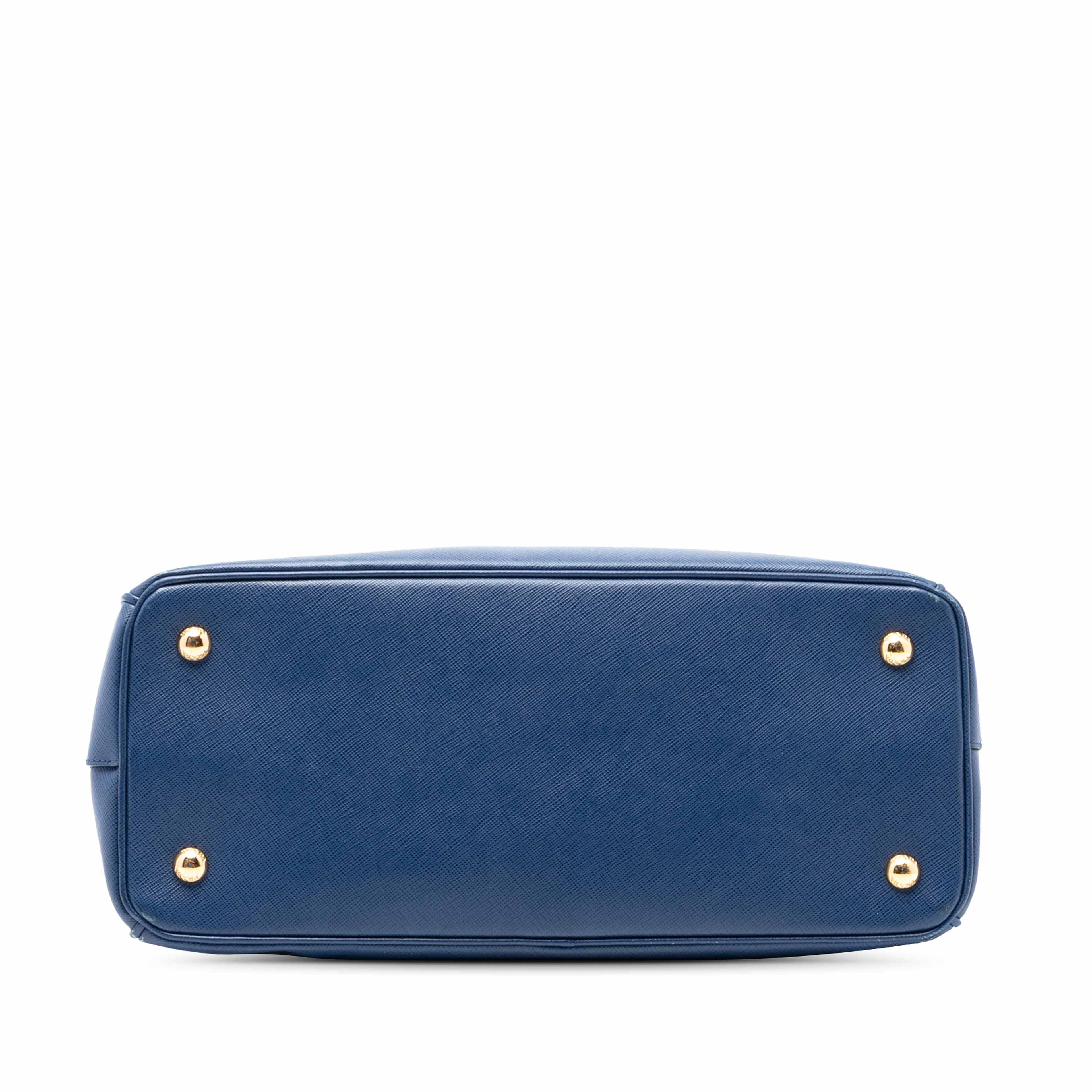 Prada Medium Saffiano Lux Galleria Tote, från Luxclusif, i färgen blue. Klicka för att öppna bilden i stort format