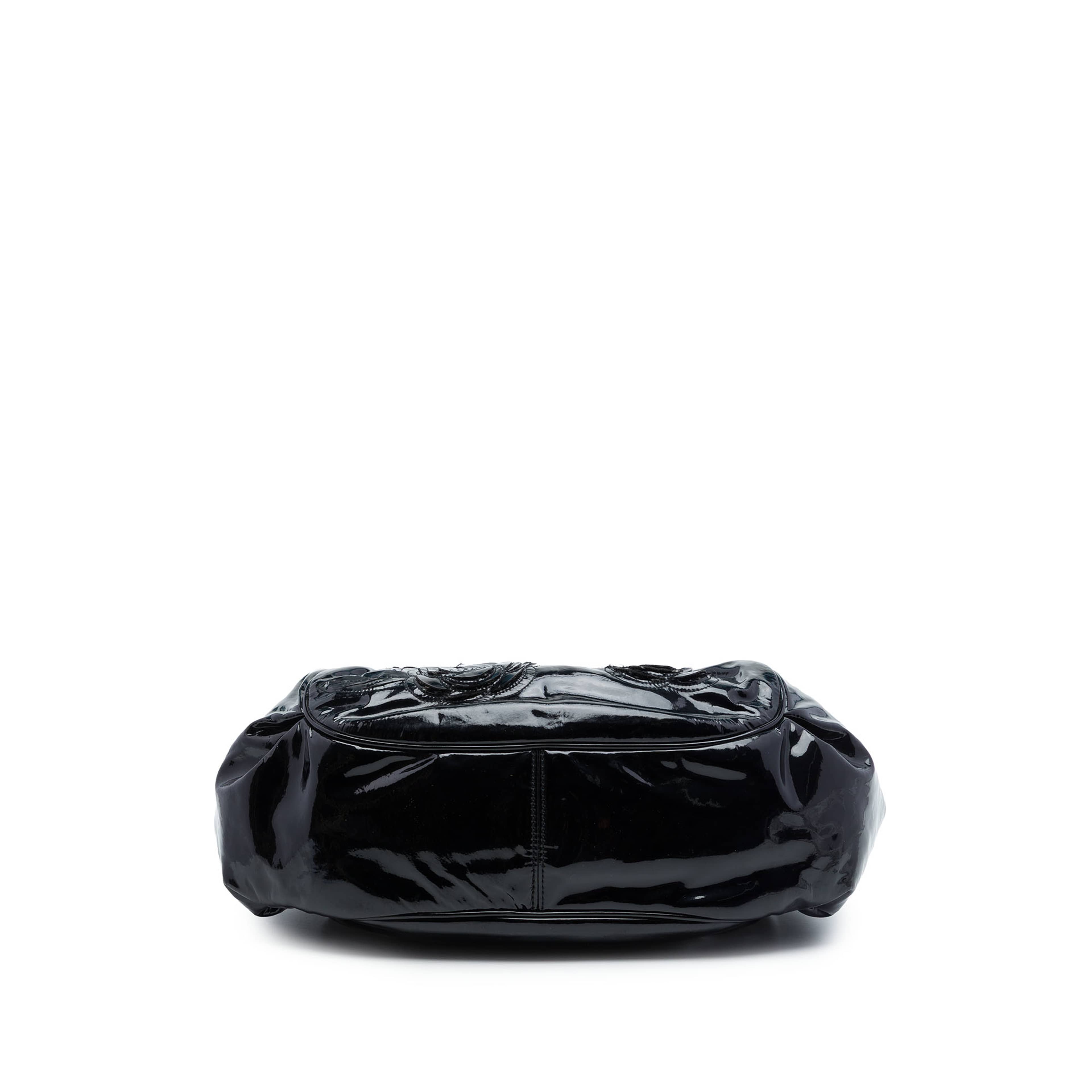 Chanel Patent Accordion Camellia Tote, från Luxclusif, i färgen svart. Klicka för att öppna bilden i stort format