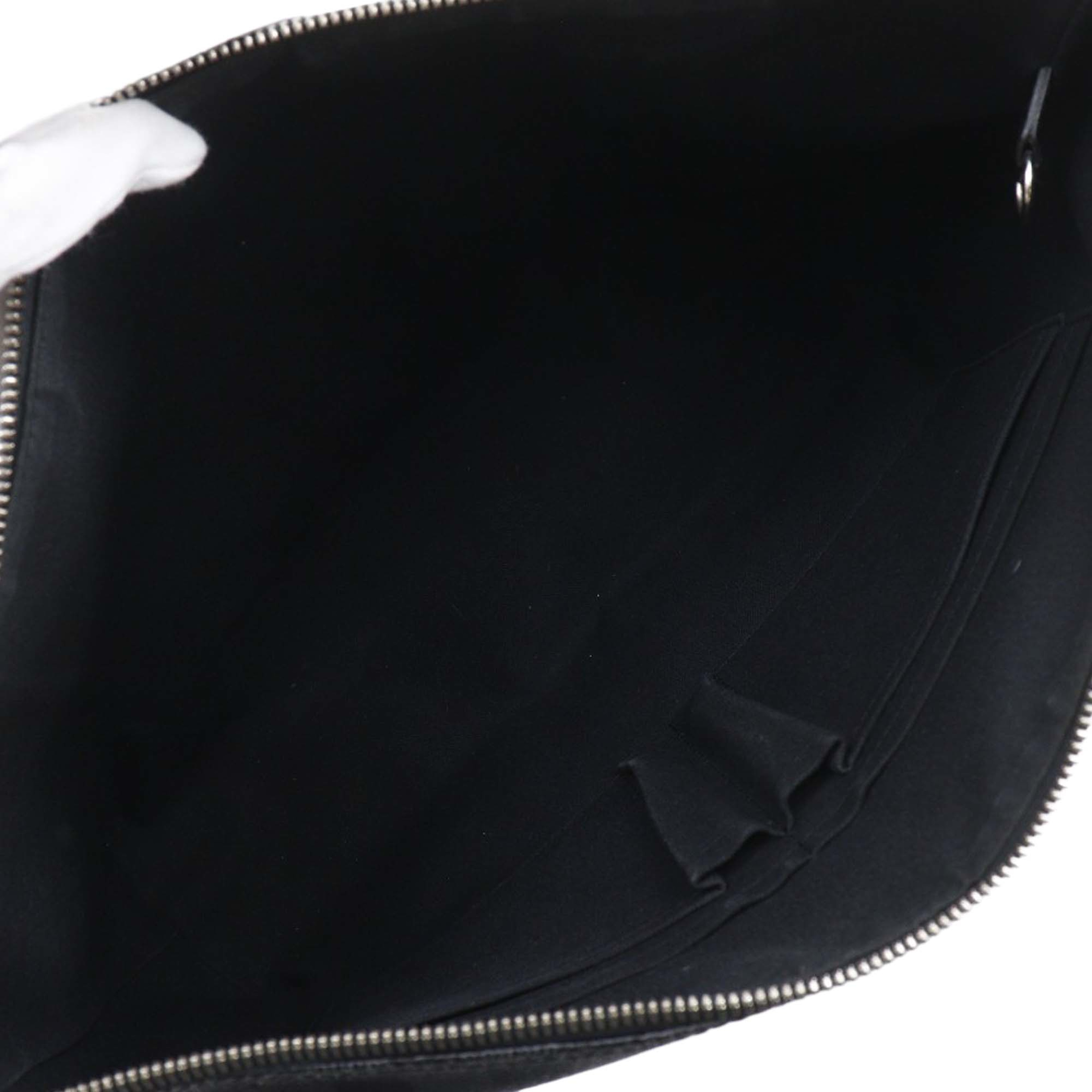 Louis Vuitton Damier Graphite Mick Mm, från Luxclusif, i färgen black. Klicka för att öppna bilden i stort format