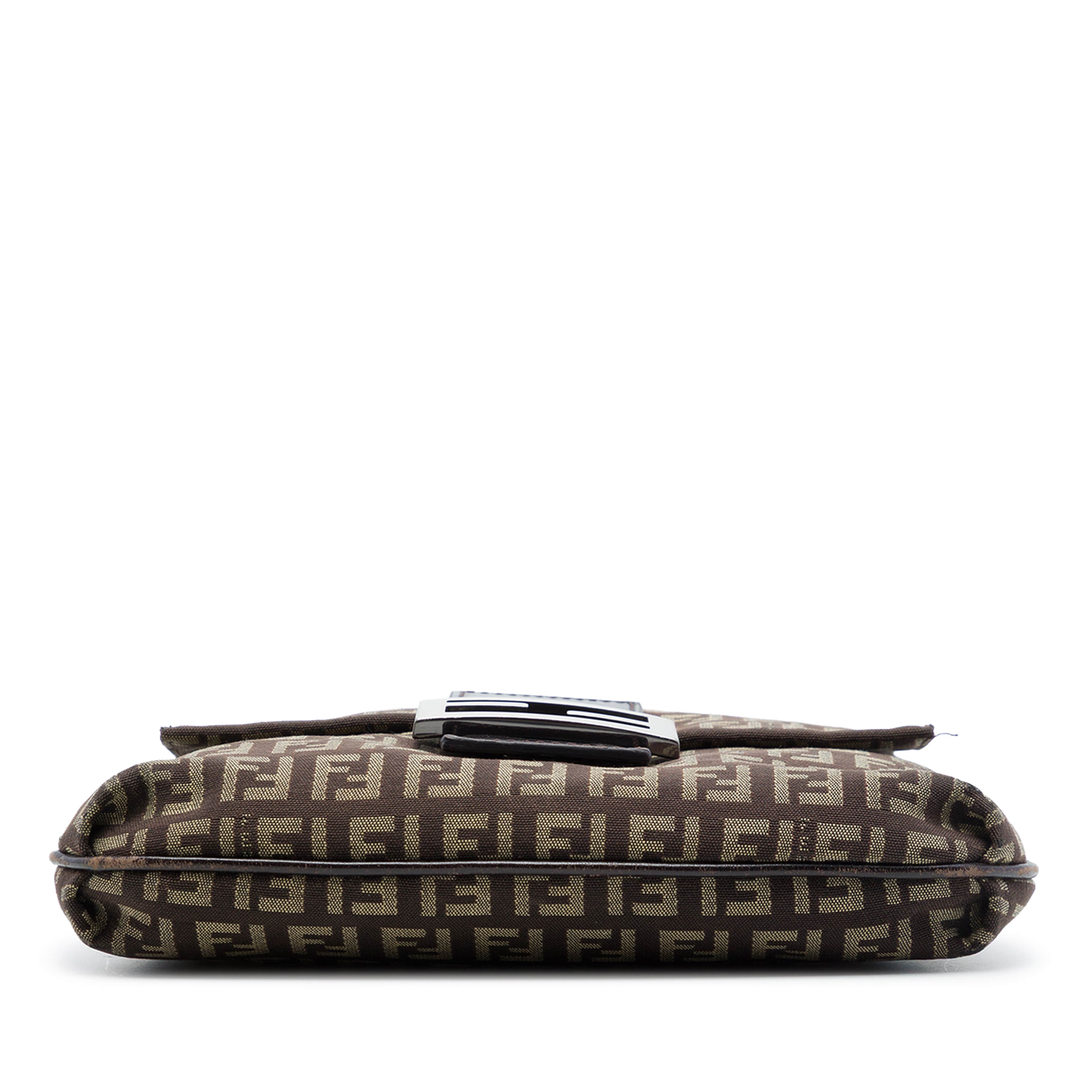 Fendi Zucchino Canvas Crossbody, från Luxclusif, i färgen brun. Klicka för att öppna bilden i stort format