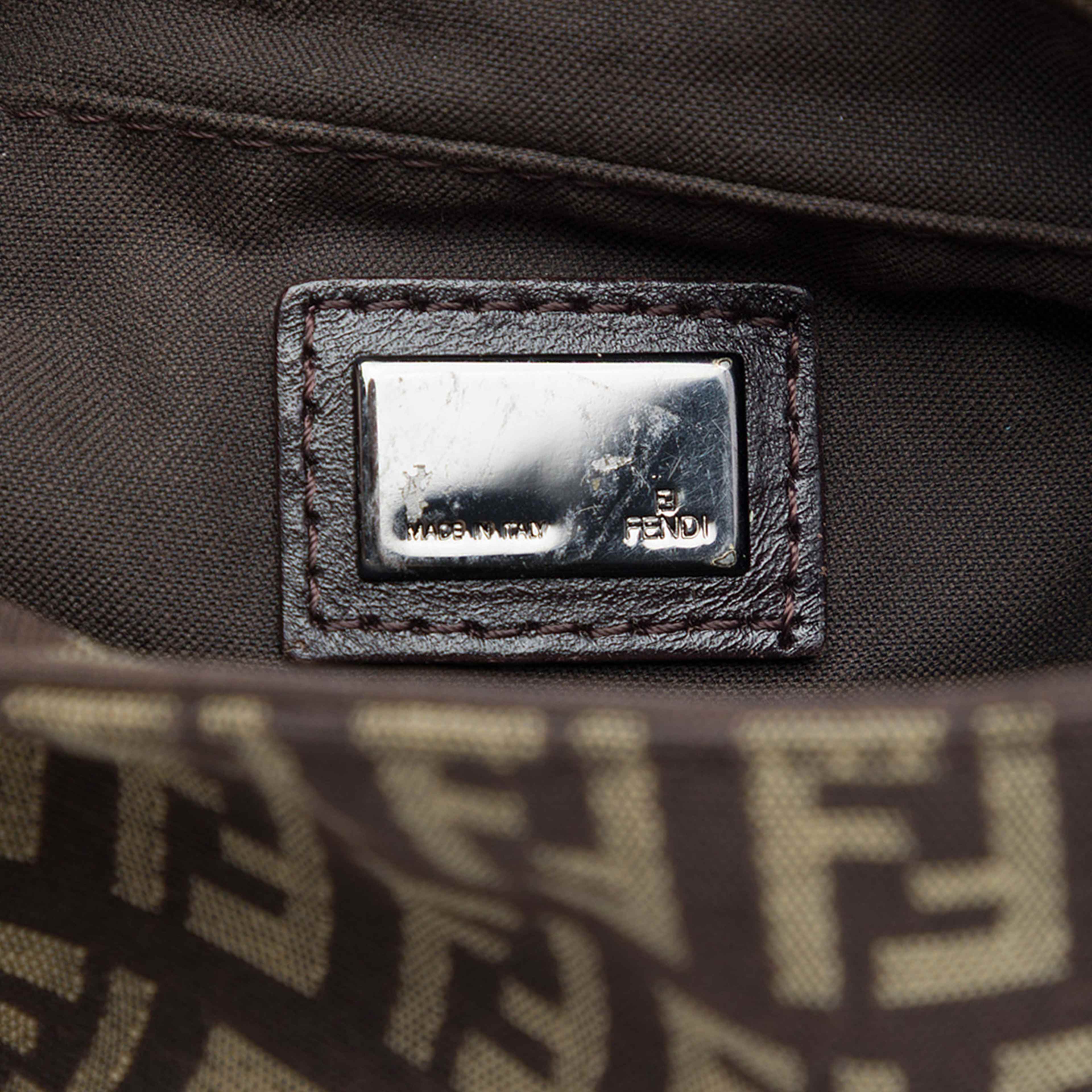 Fendi Zucchino Canvas Crossbody, från Luxclusif, i färgen brun. Klicka för att öppna bilden i stort format