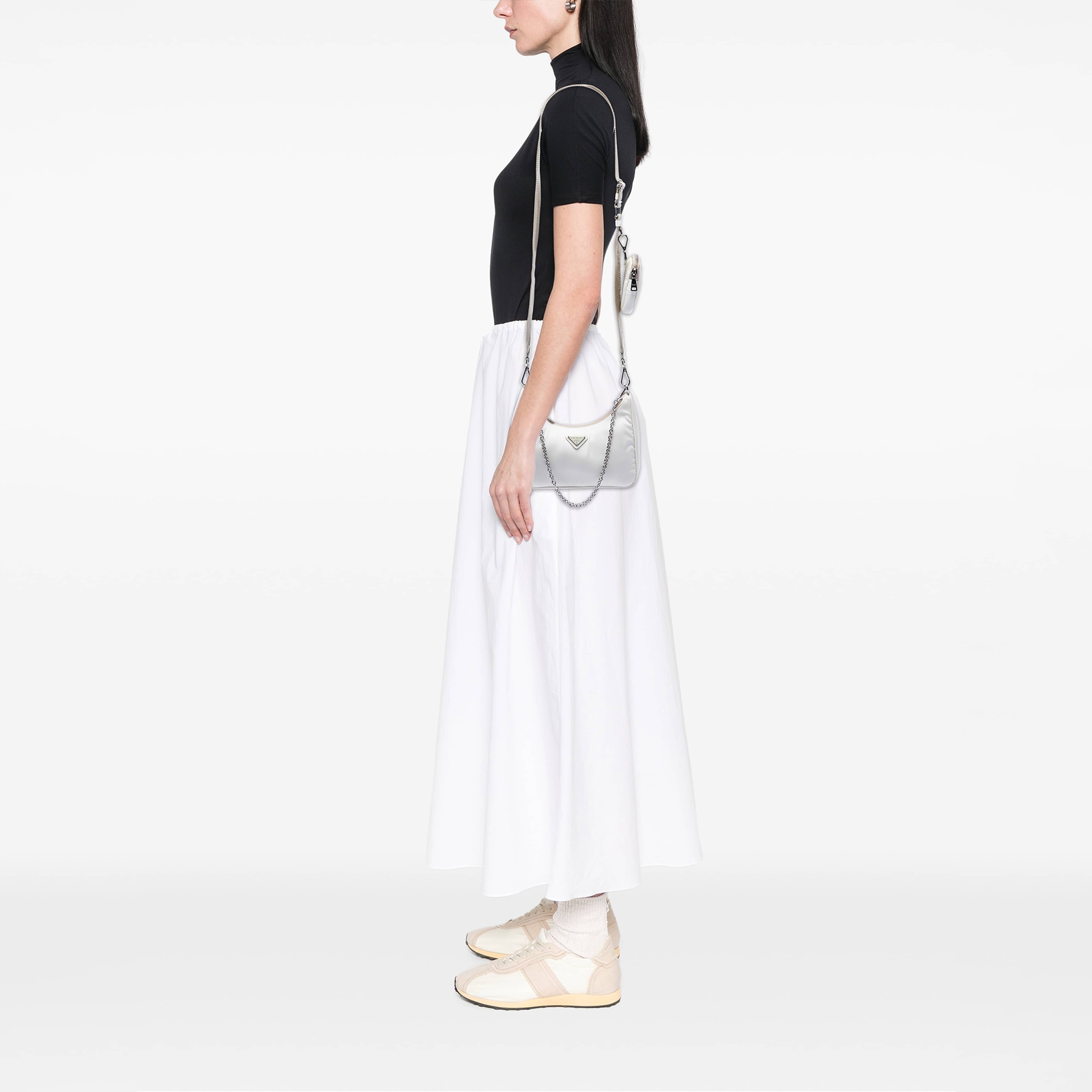 Prada Tessuto Re-edition 2005 Satchel, från Luxclusif, i färgen vit. Klicka för att öppna bilden i stort format