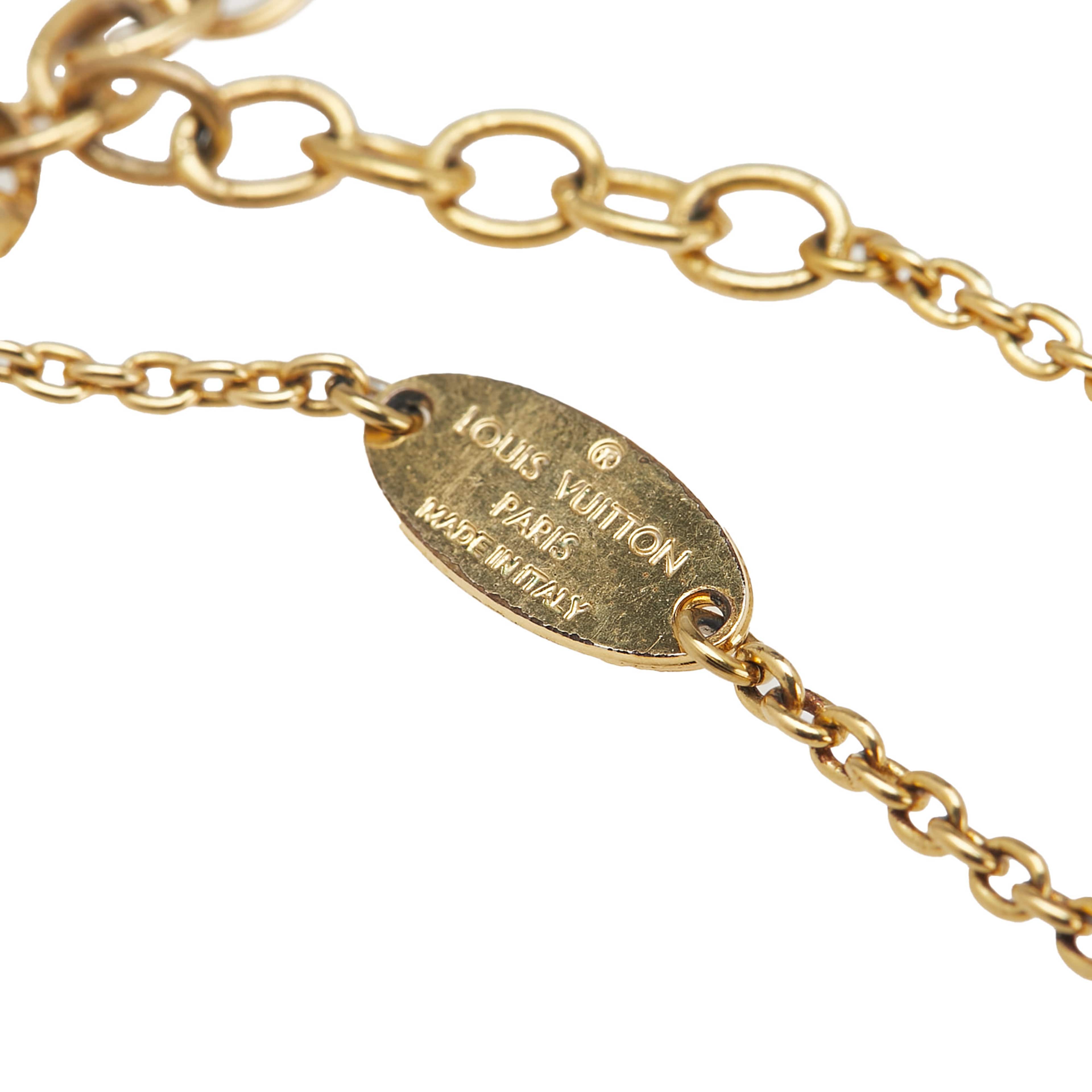 Louis Vuitton Gold Plated Essential V Necklace, från Luxclusif, i färgen gold.