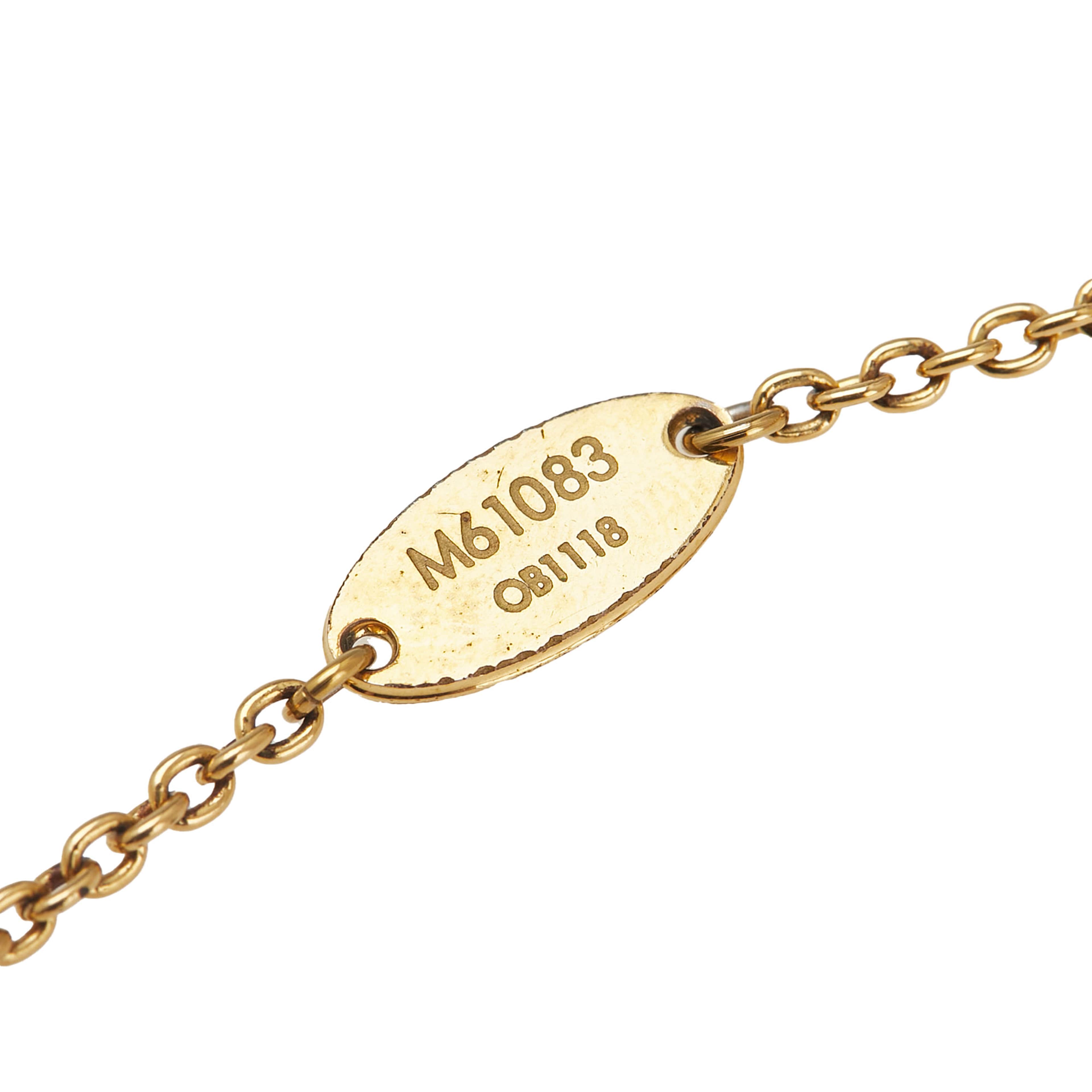 Louis Vuitton Gold Plated Essential V Necklace, från Luxclusif, i färgen gold.