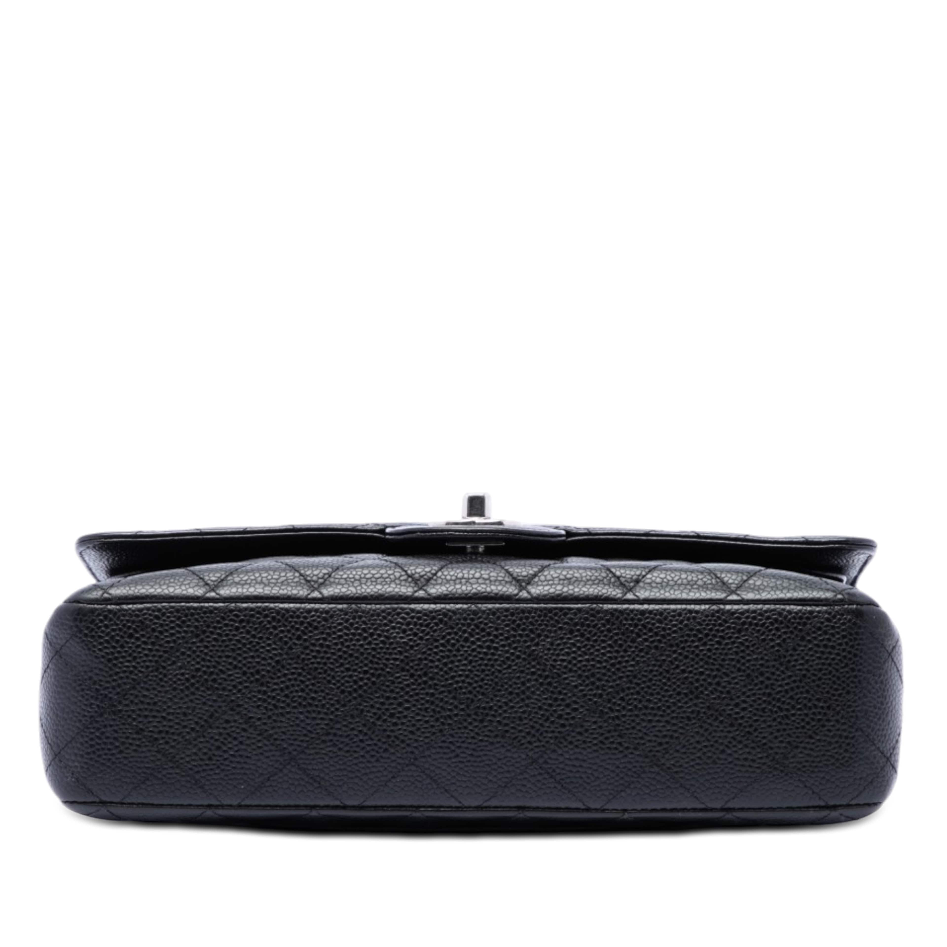 Chanel Medium Classic Caviar Double Flap, från Luxclusif, i färgen svart. Klicka för att öppna bilden i stort format