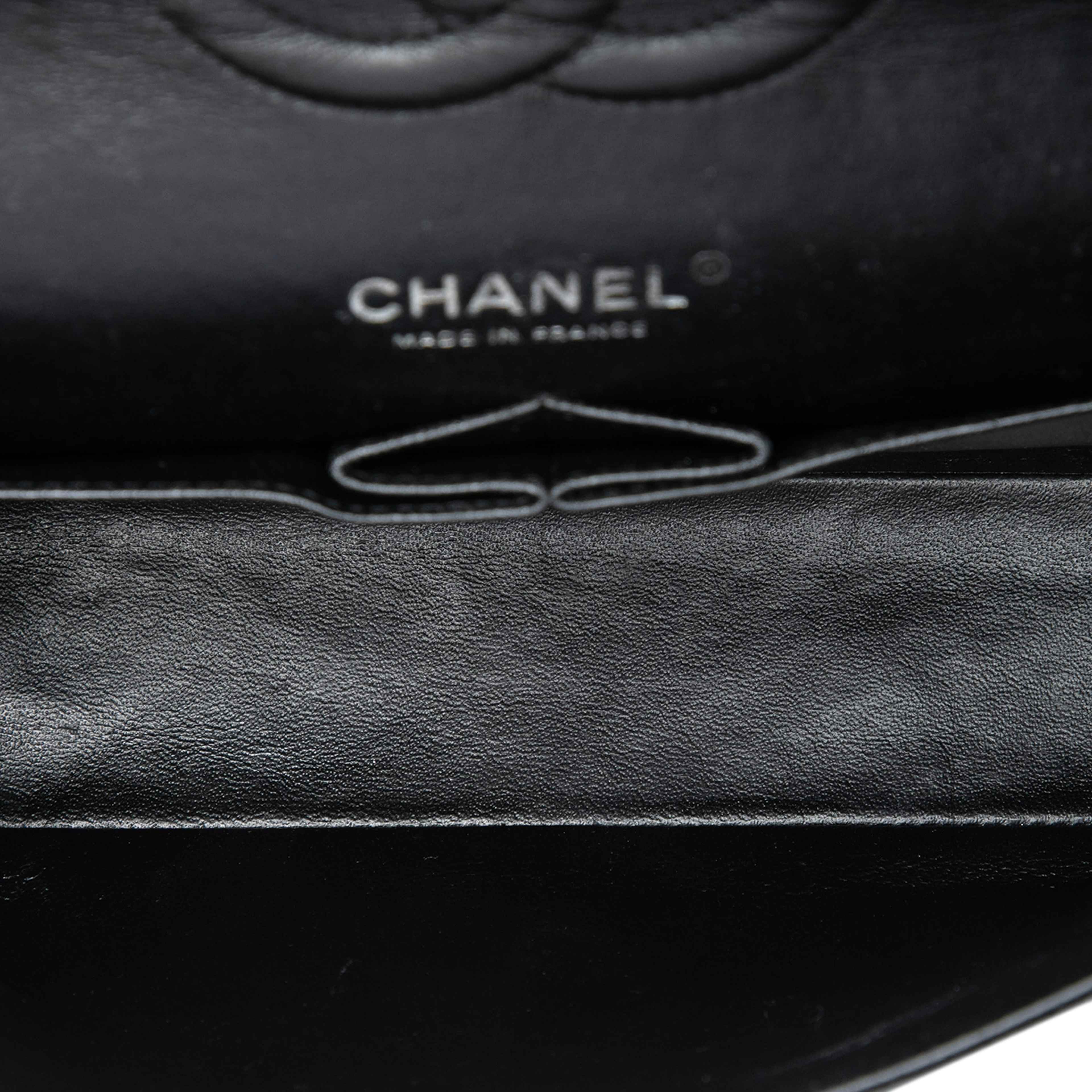 Chanel Medium Classic Caviar Double Flap, från Luxclusif, i färgen svart. Klicka för att öppna bilden i stort format