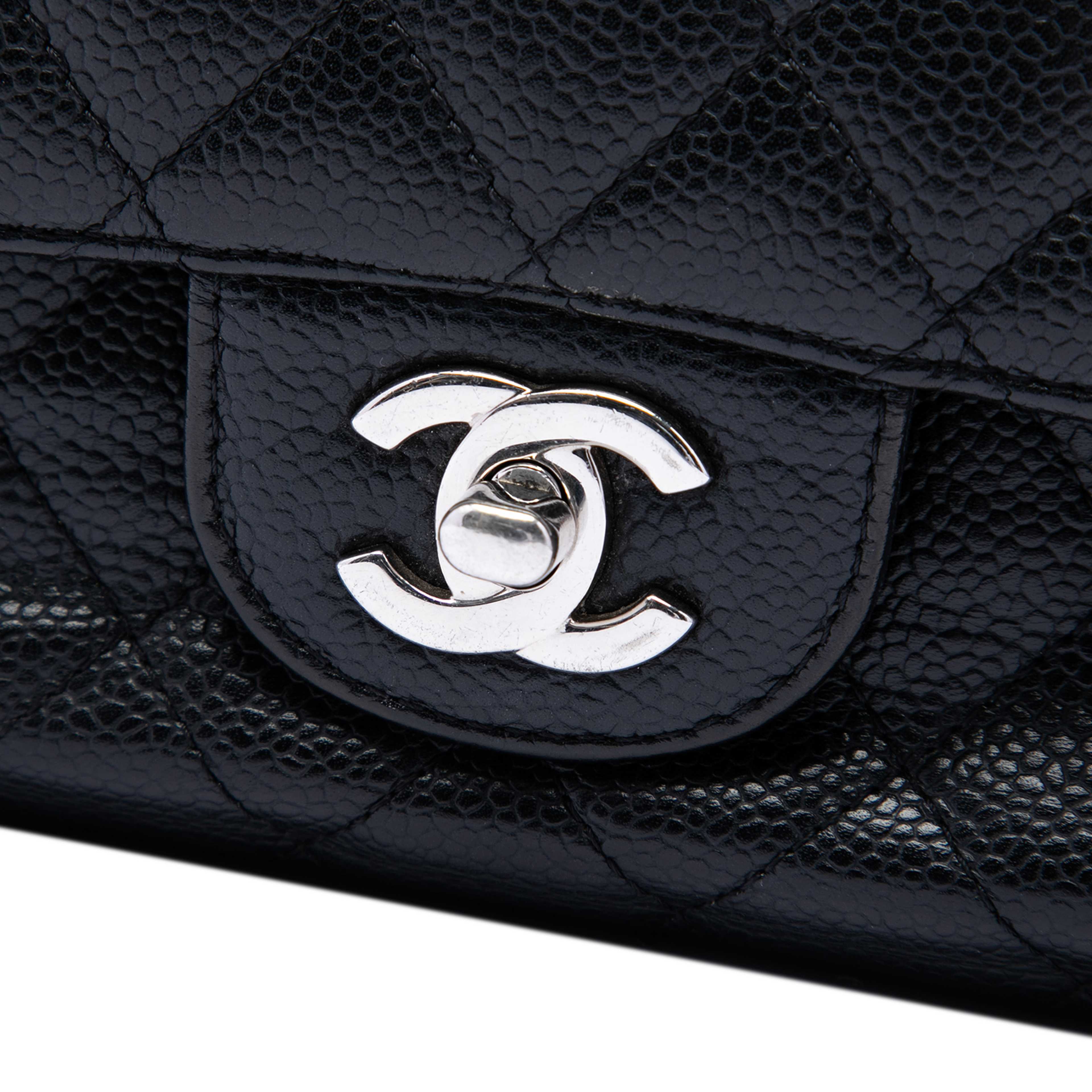 Chanel Medium Classic Caviar Double Flap, från Luxclusif, i färgen svart. Klicka för att öppna bilden i stort format