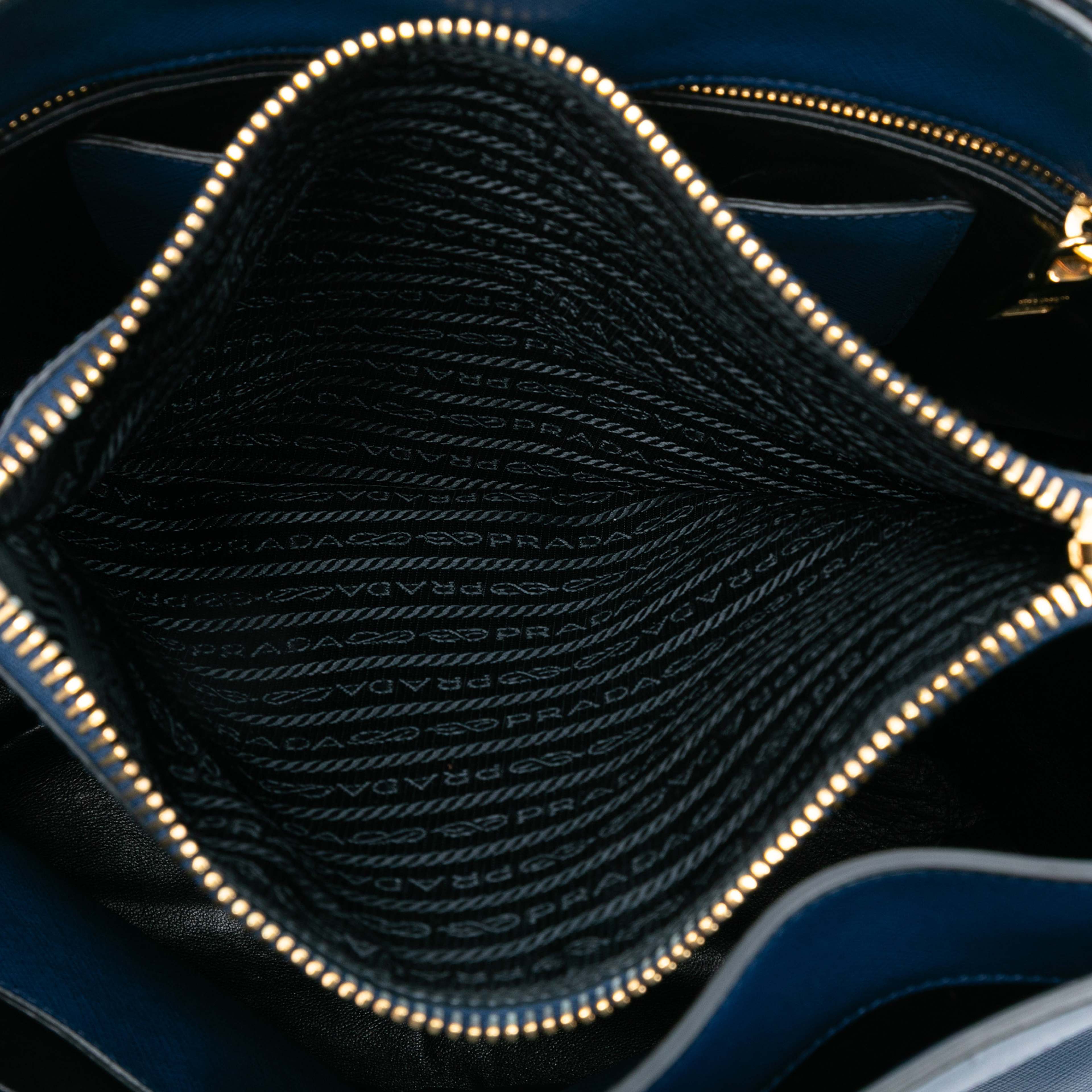 Prada Saffiano Soft Triple Pocket Tote, från Luxclusif, i färgen blue. Klicka för att öppna bilden i stort format