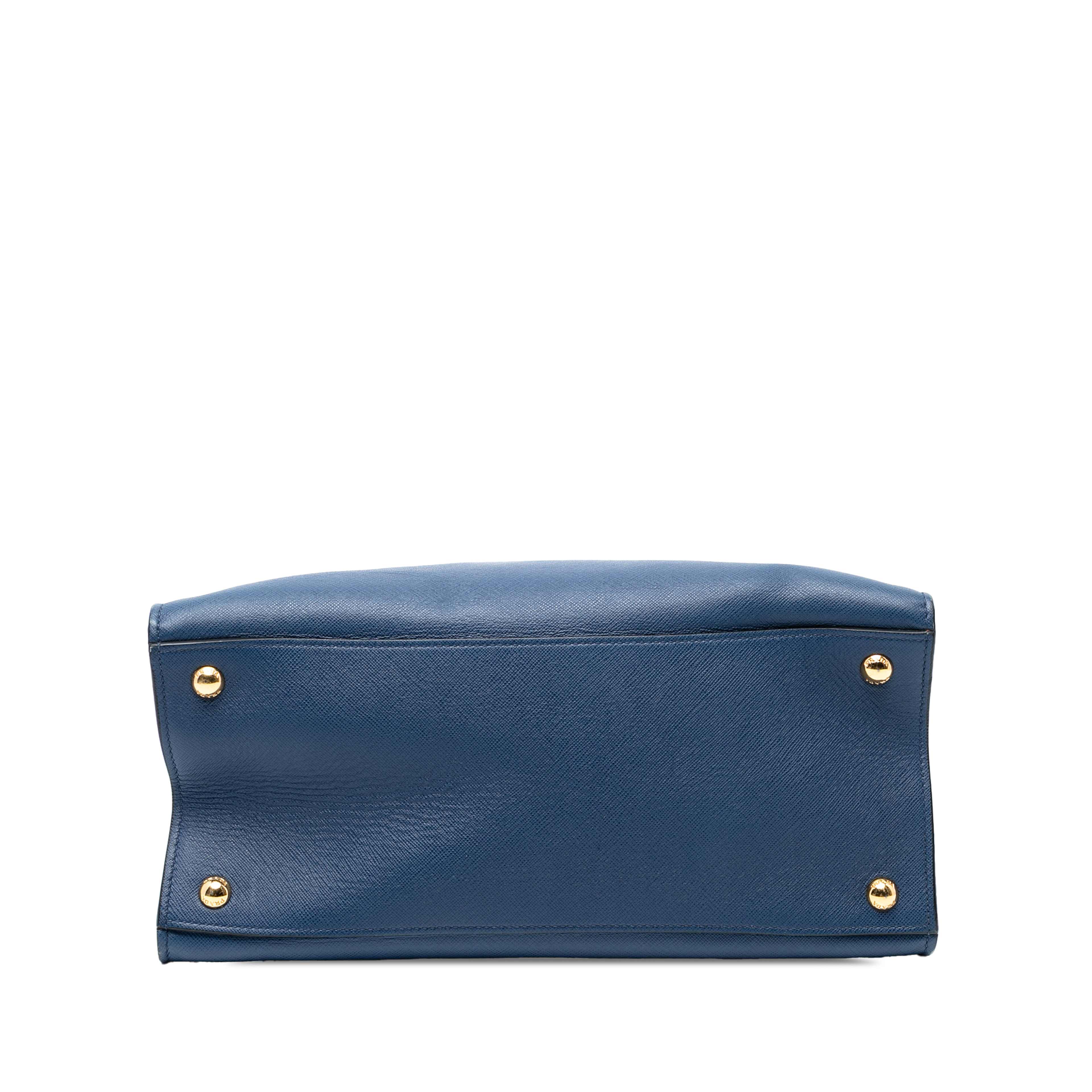 Prada Saffiano Soft Triple Pocket Tote, från Luxclusif, i färgen blue. Klicka för att öppna bilden i stort format