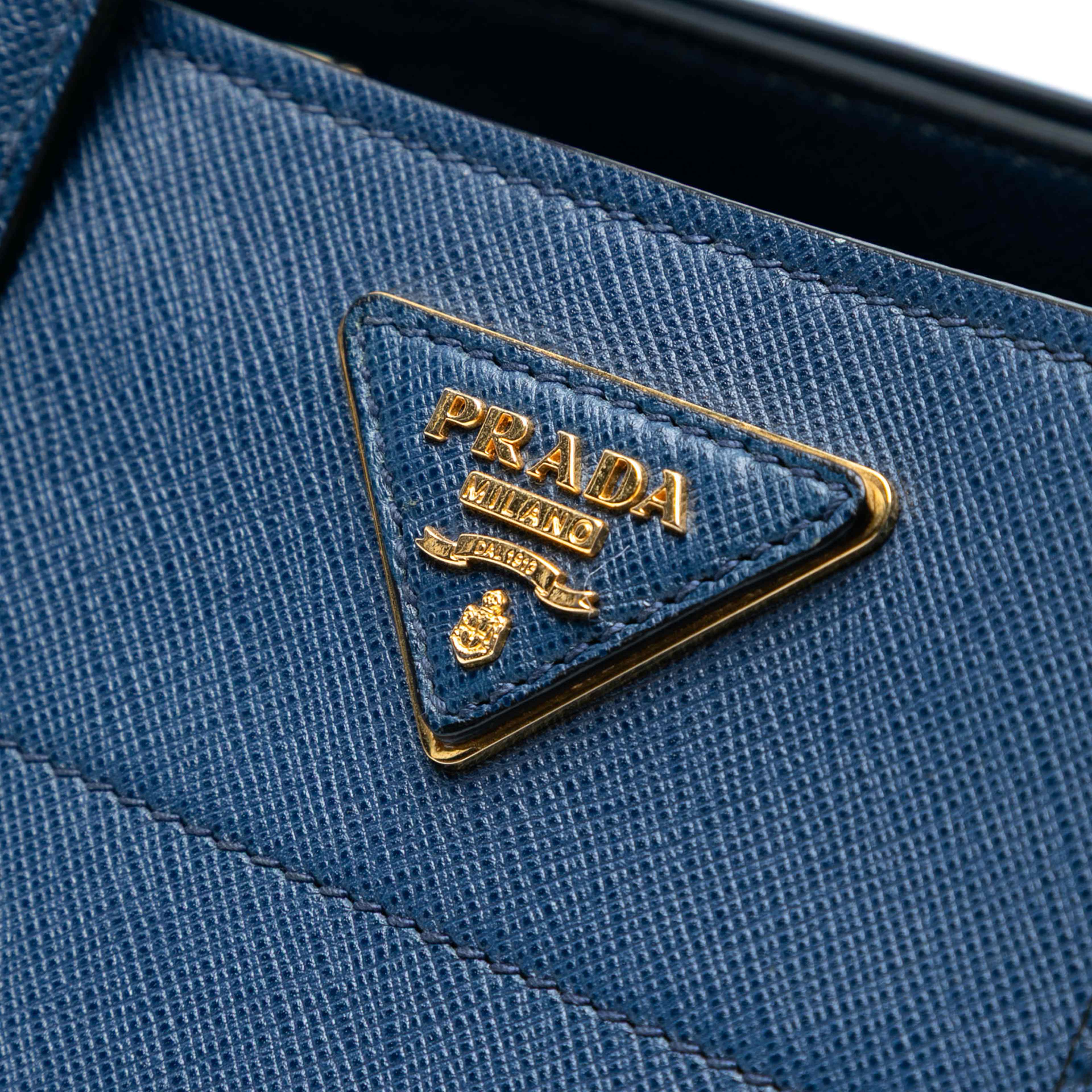 Prada Saffiano Soft Triple Pocket Tote, från Luxclusif, i färgen blue. Klicka för att öppna bilden i stort format