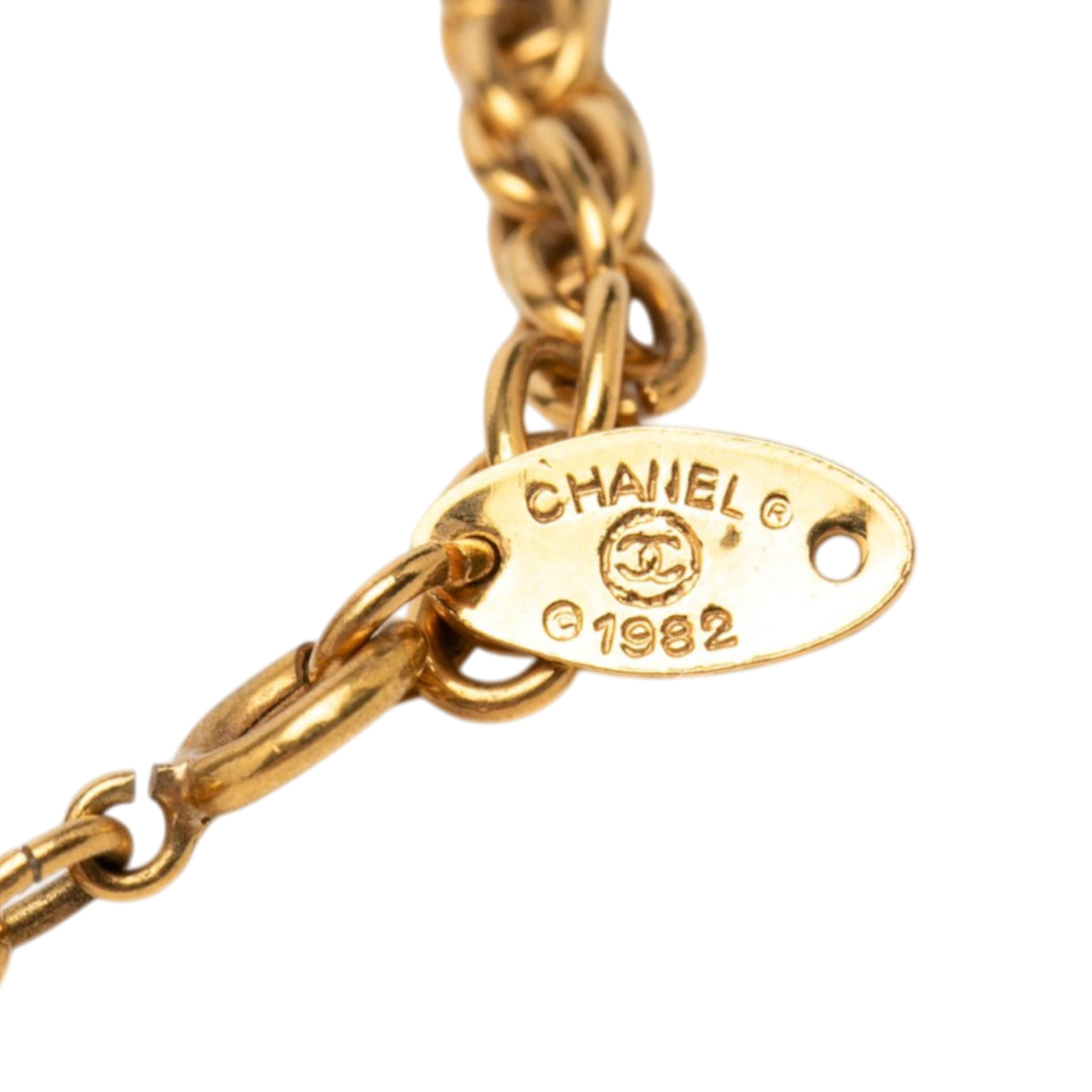 Chanel Gold Plated Cc Logo Motif Chain Bracelet, från Luxclusif, i färgen gold. Klicka för att öppna bilden i stort format