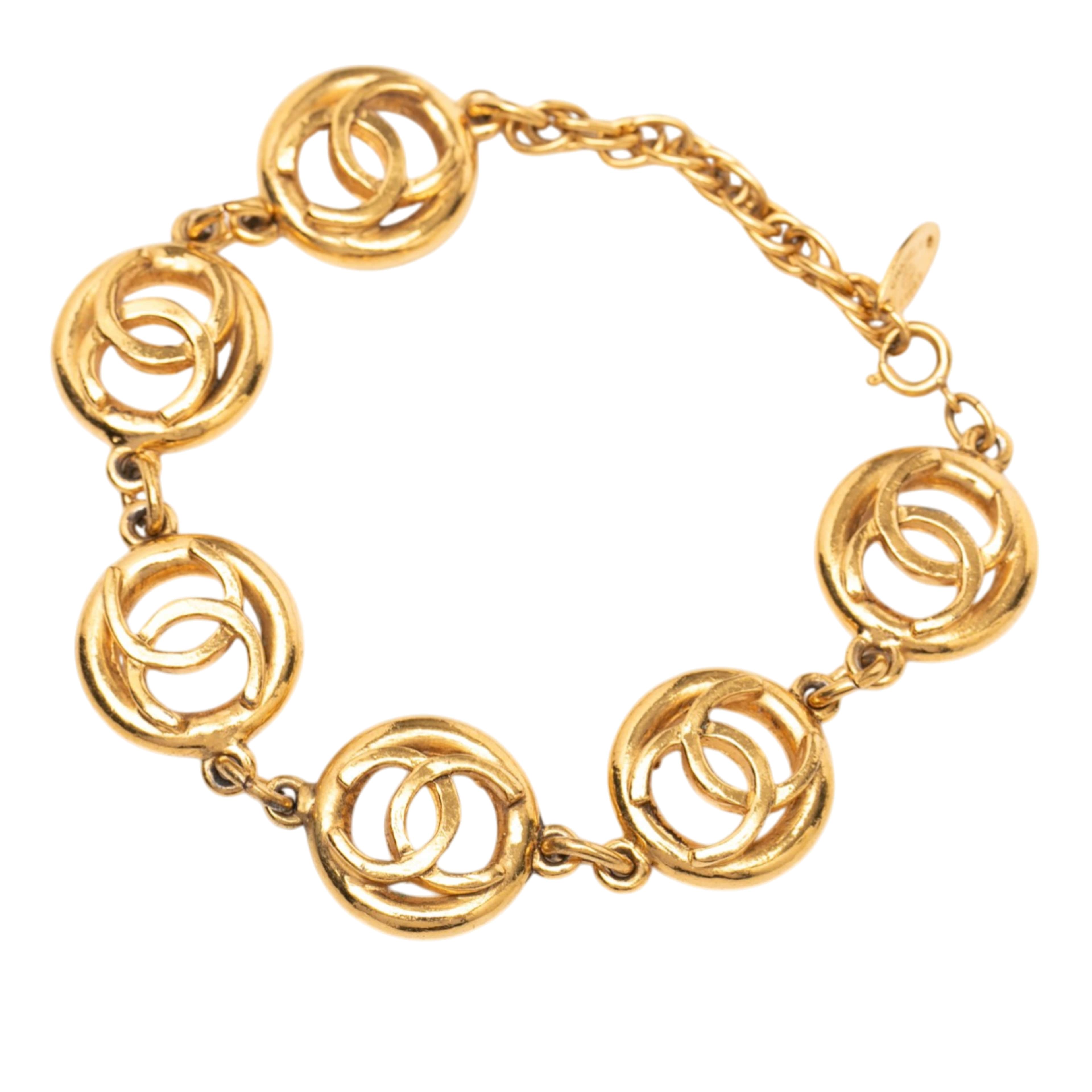Chanel Gold Plated Cc Logo Motif Chain Bracelet, från Luxclusif, i färgen gold. Klicka för att öppna bilden i stort format