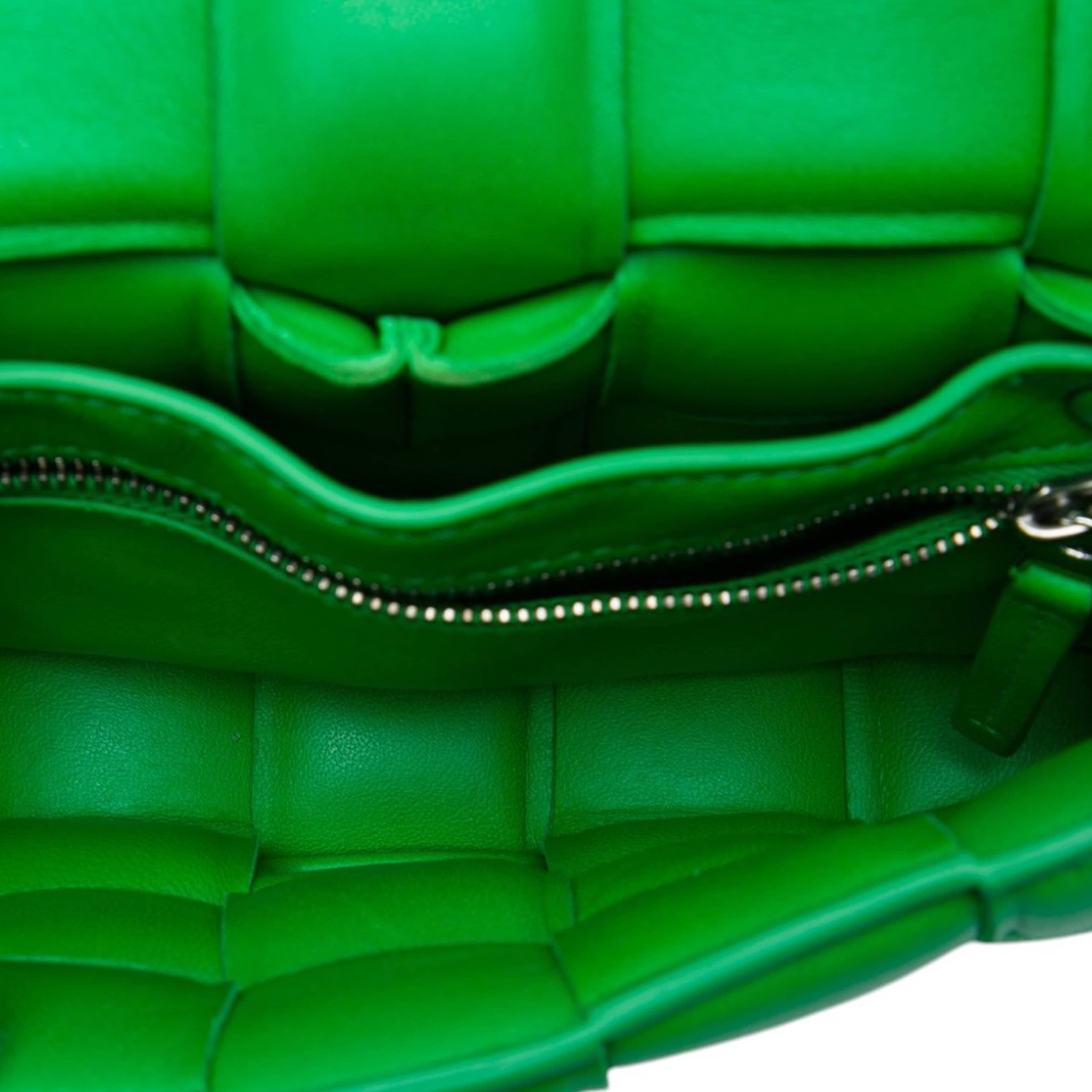Bottega Veneta Small Nappa Intrecciato Padded Cassette Crossbody, från Luxclusif, i färgen grön. Klicka för att öppna bilden i stort format