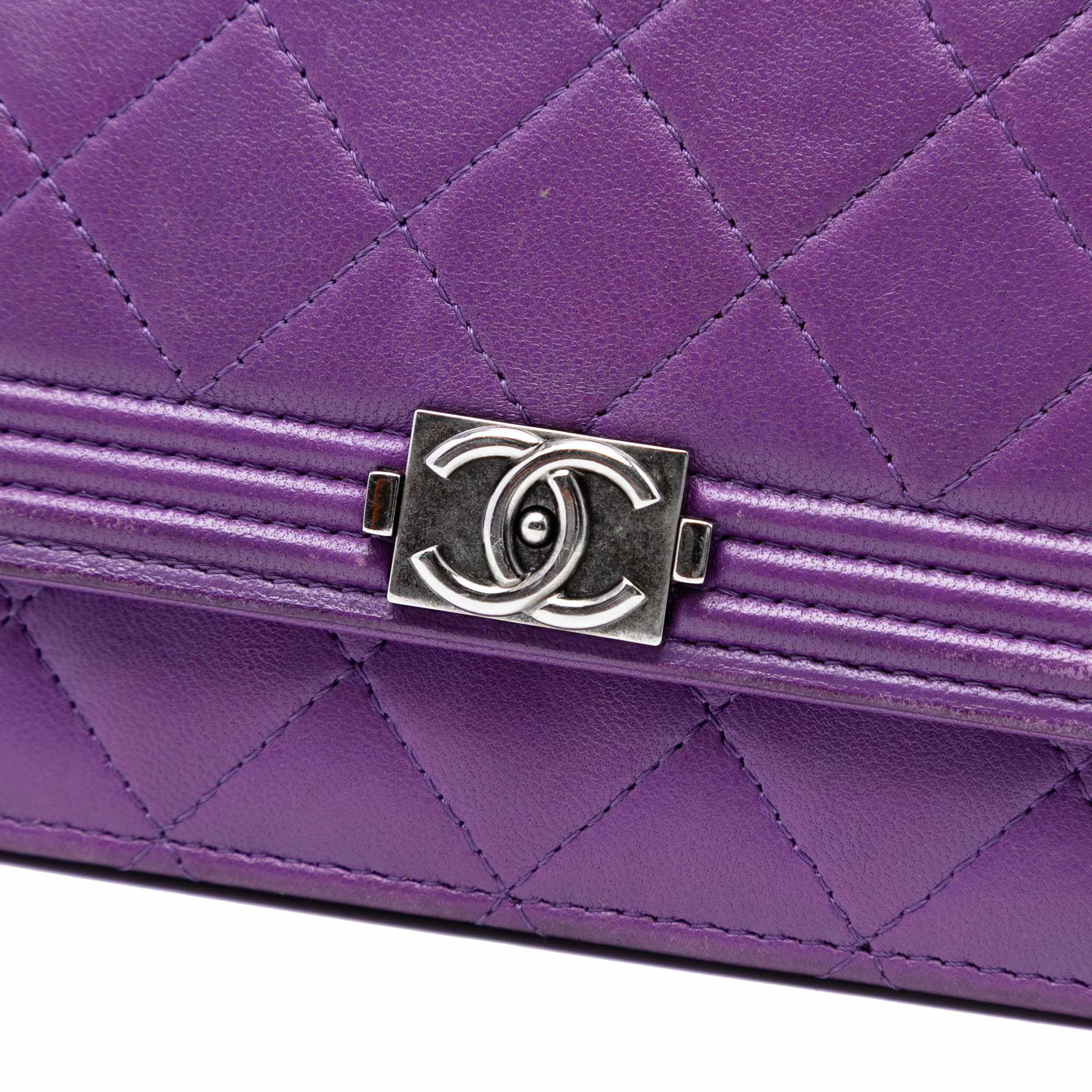 Chanel Quilted Lambskin Boy Wallet On Chain, från Luxclusif, i färgen dark purple. Klicka för att öppna bilden i stort format