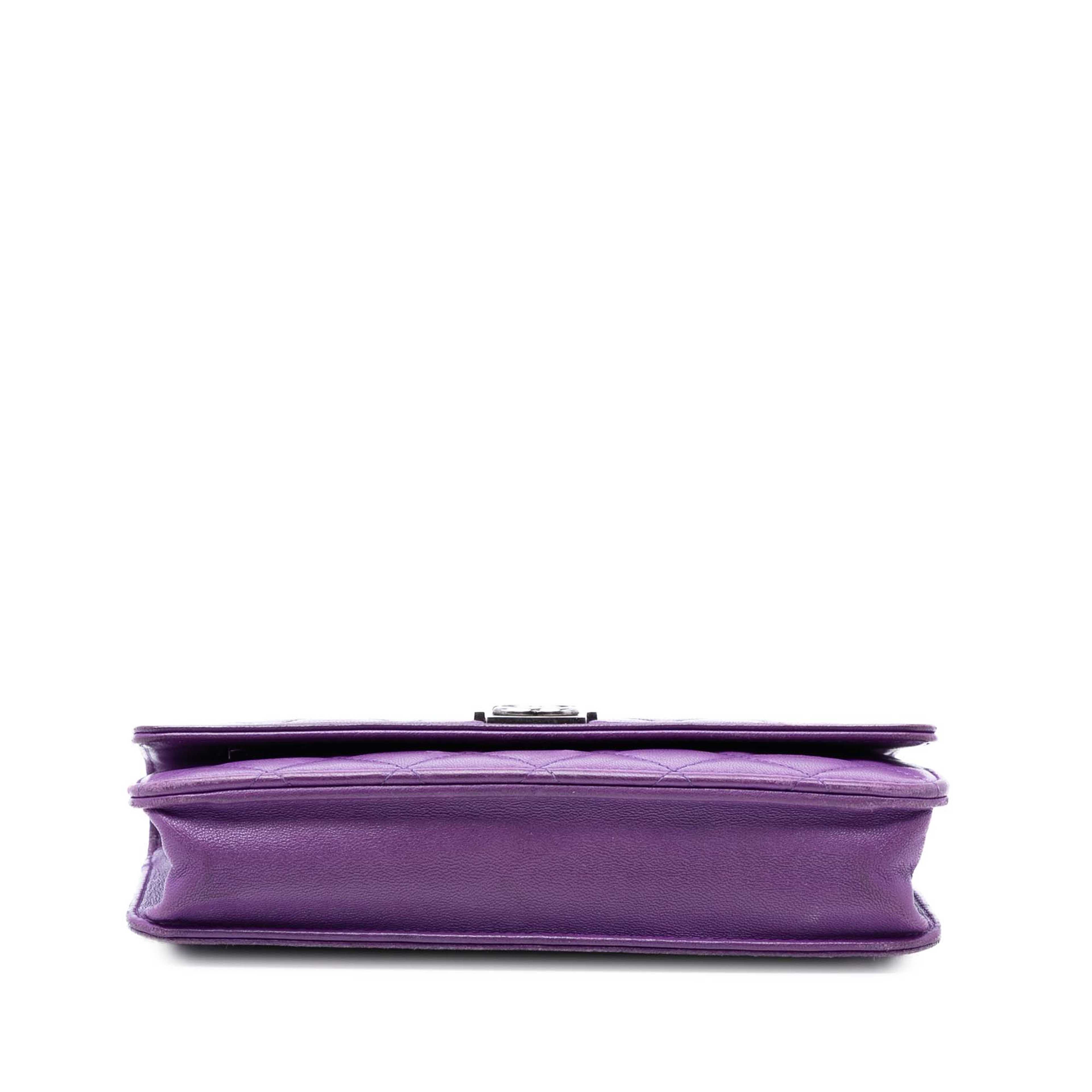 Chanel Quilted Lambskin Boy Wallet On Chain, från Luxclusif, i färgen dark purple. Klicka för att öppna bilden i stort format