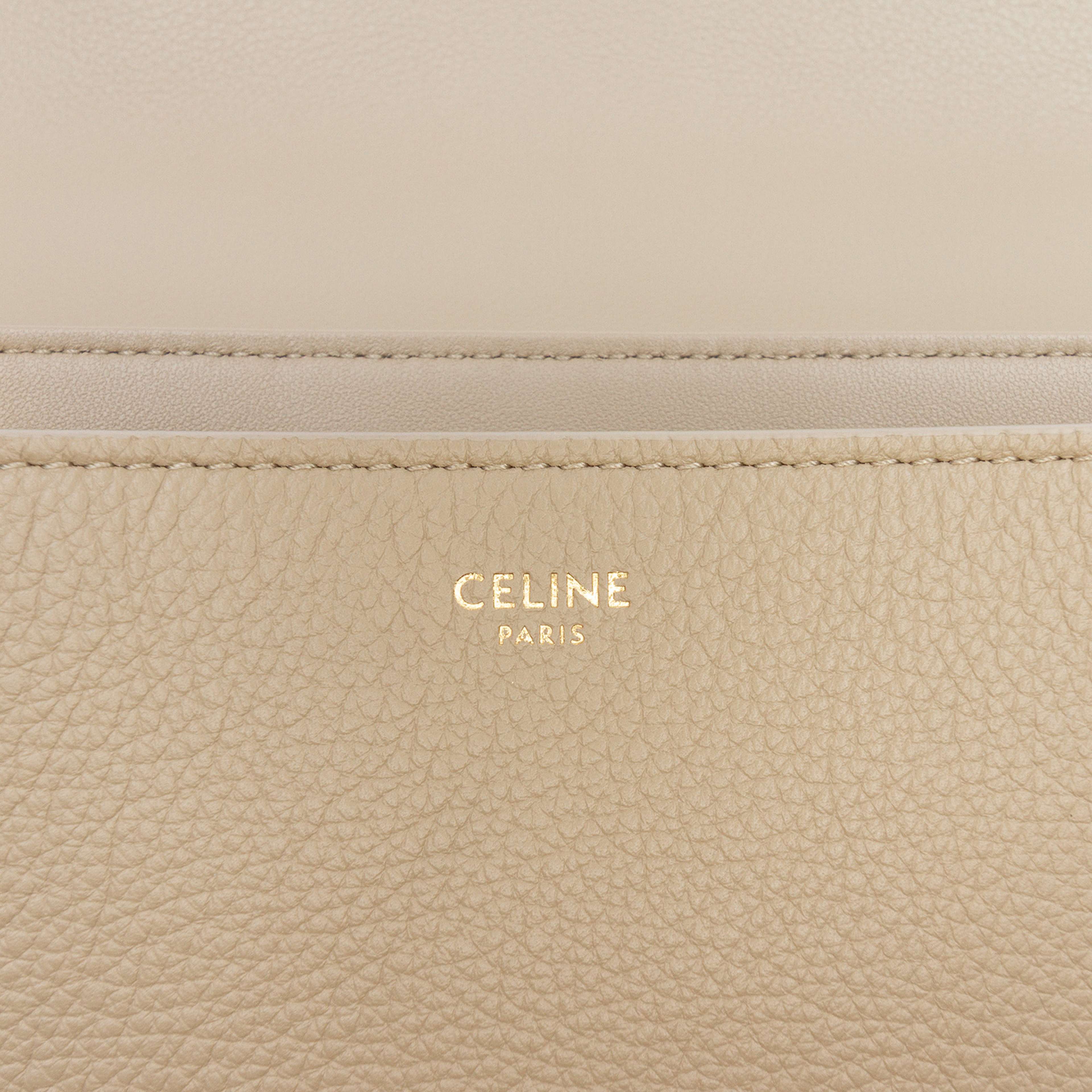 Celine Medium Supple Grained Calfskin Nino Bag, från Luxclusif, i färgen beige. Klicka för att öppna bilden i stort format