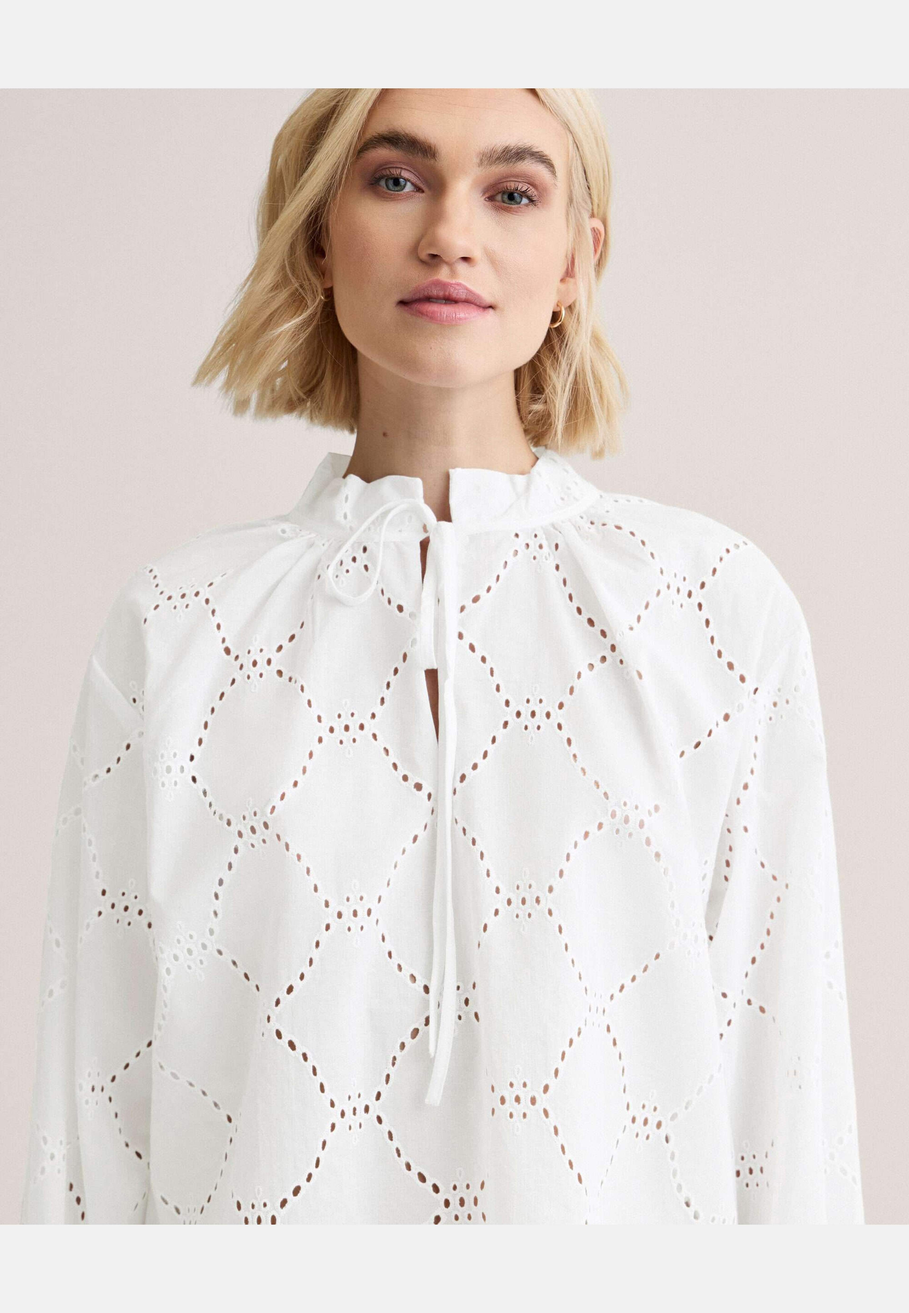 Laurie Schiffli Blouse, från Newhouse, i färgen vit. Klicka för att öppna bilden i stort format