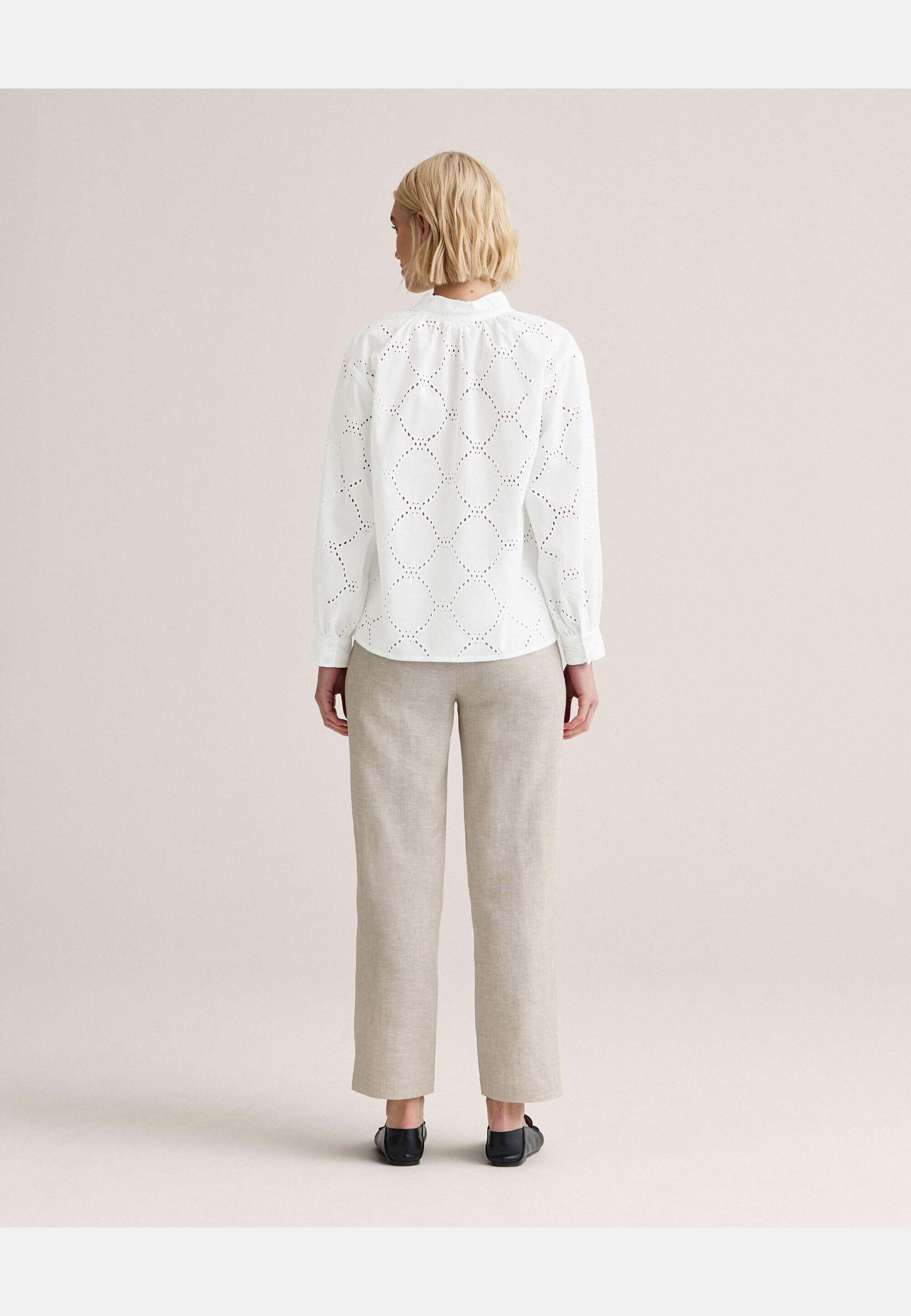 Laurie Schiffli Blouse, från Newhouse, i färgen vit. Klicka för att öppna bilden i stort format