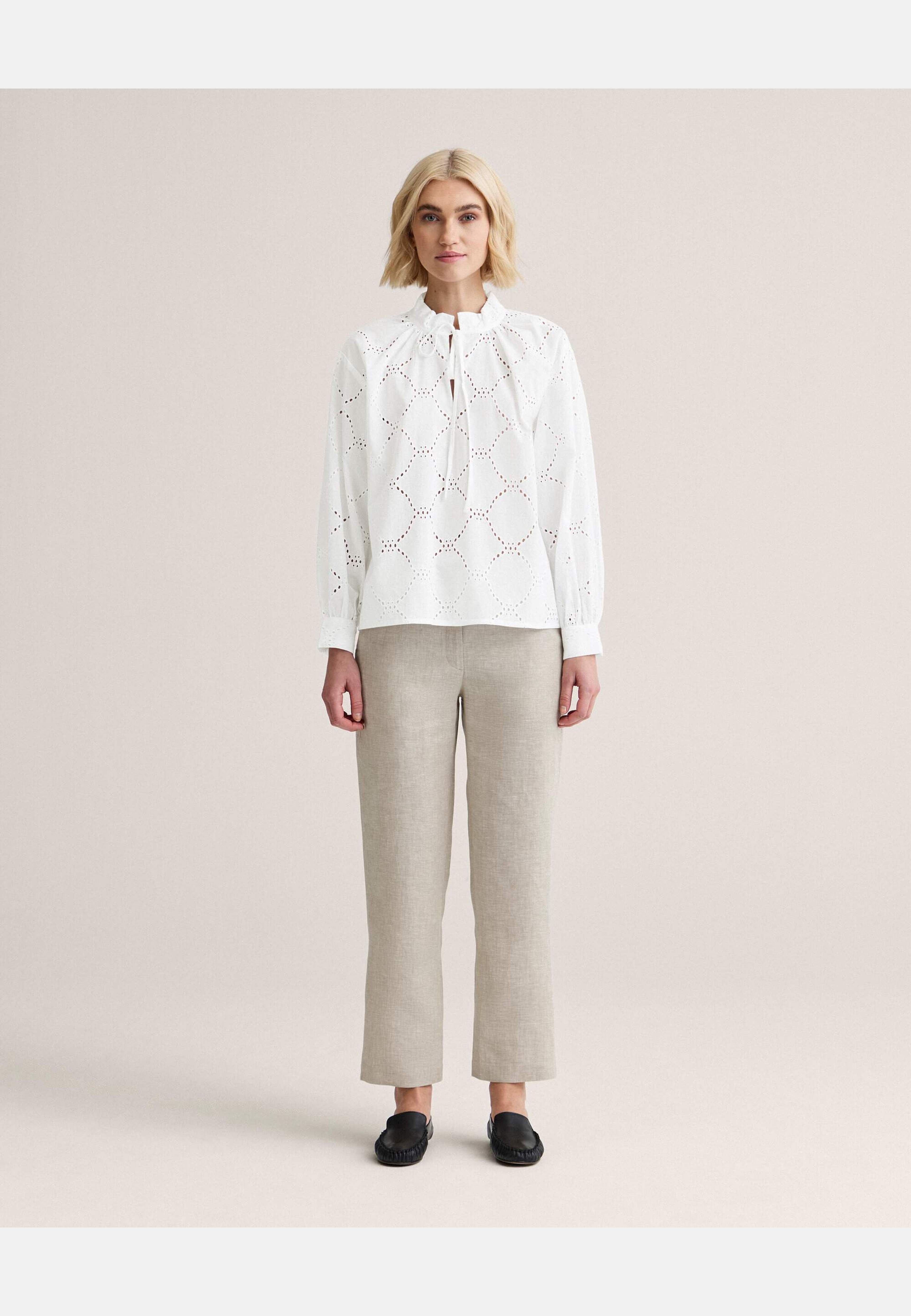 Laurie Schiffli Blouse, från Newhouse, i färgen vit. Klicka för att öppna bilden i stort format