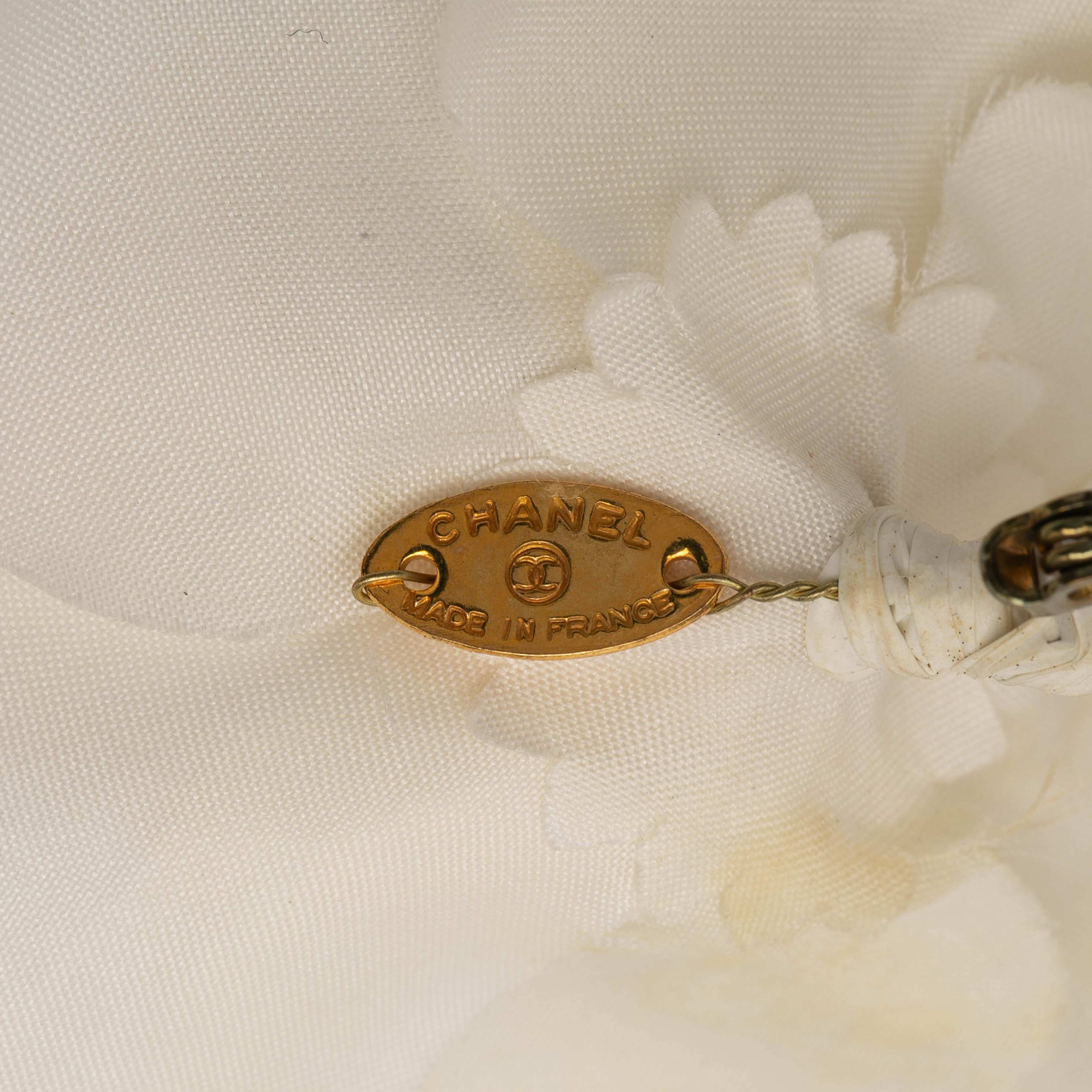 Chanel Canvas Camellia Brooch, från Luxclusif, i färgen ivory. Klicka för att öppna bilden i stort format