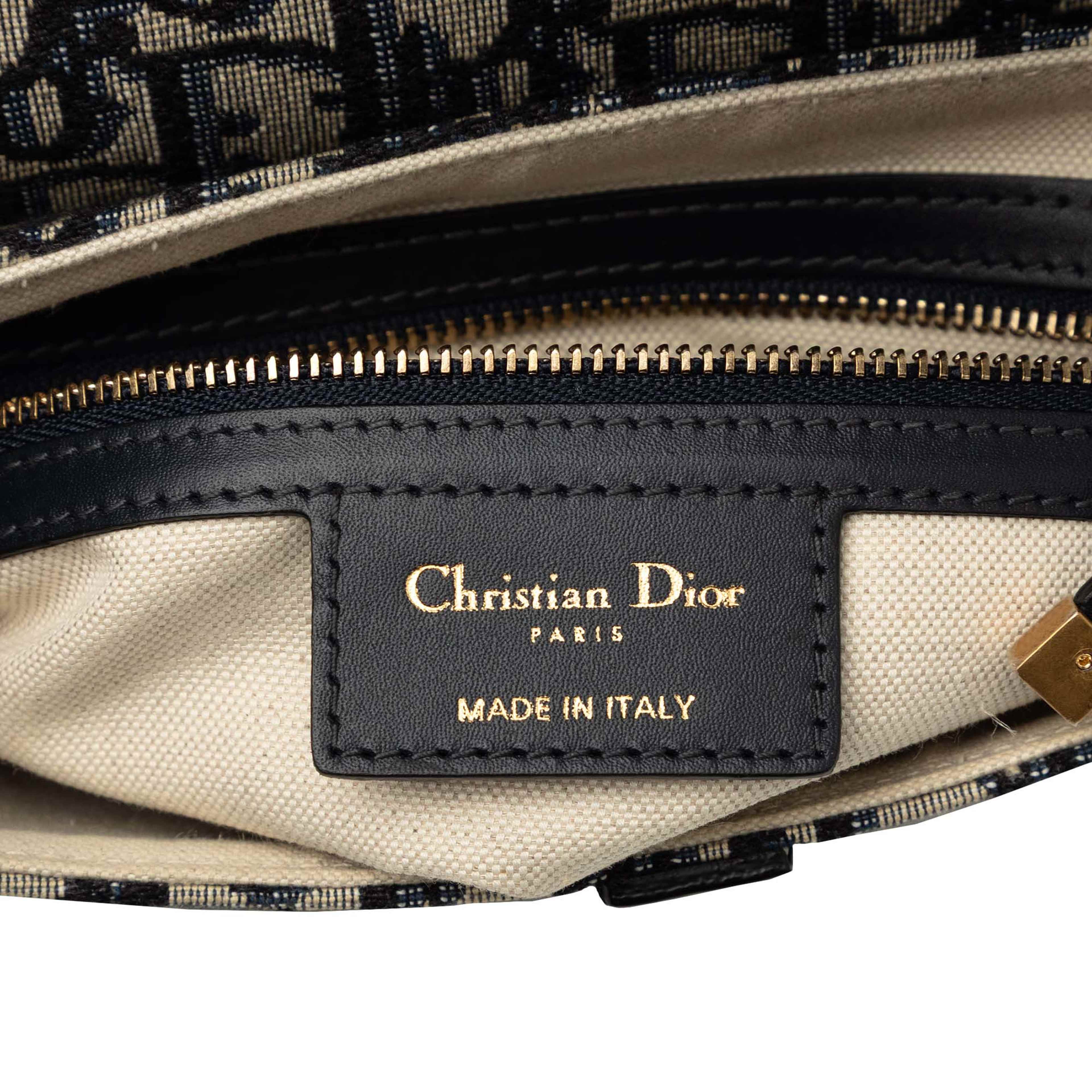Dior Oblique Canvas Saddle Bag, från Luxclusif, i färgen blå. Klicka för att öppna bilden i stort format