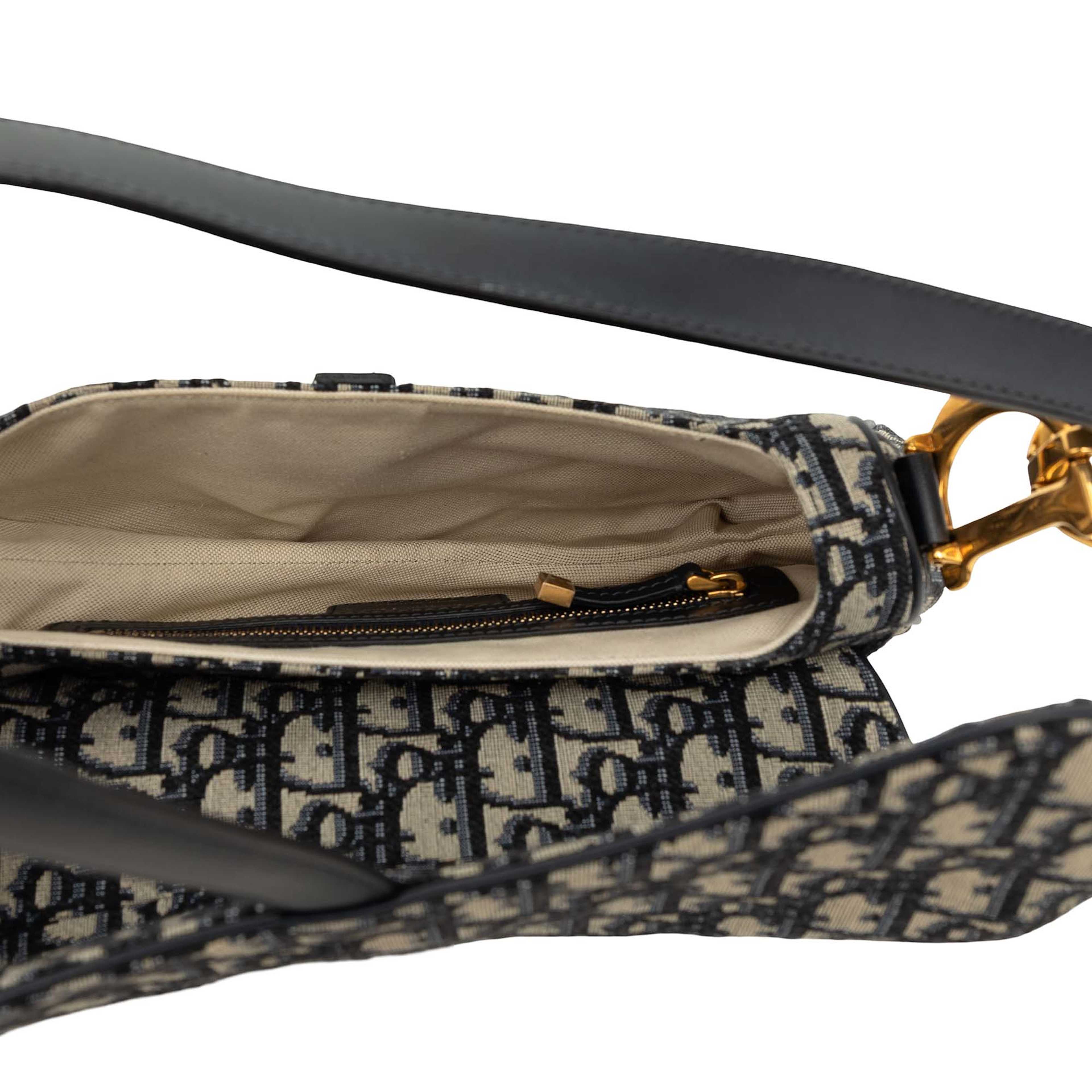 Dior Oblique Canvas Saddle Bag, från Luxclusif, i färgen blå. Klicka för att öppna bilden i stort format