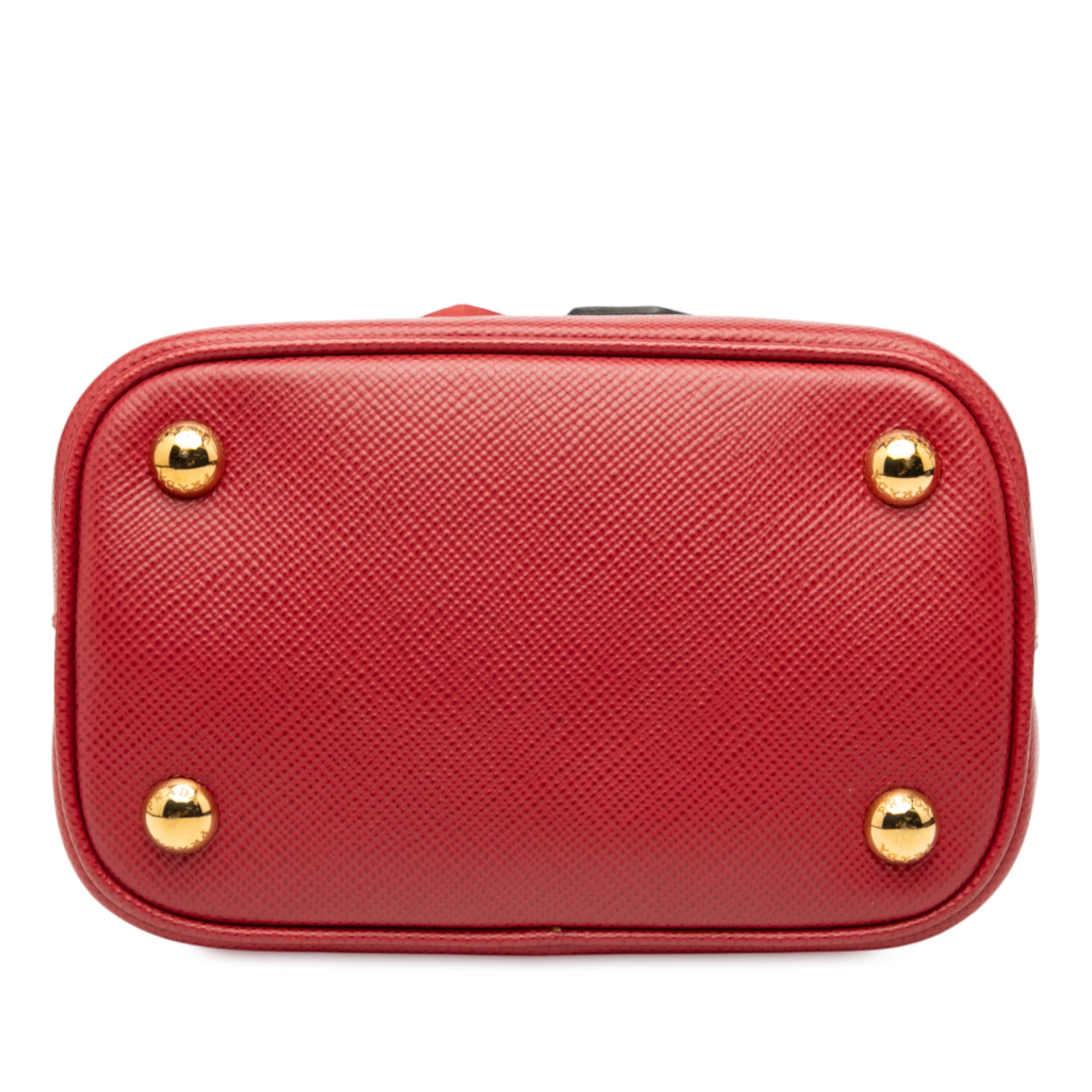 Prada Small Embellished Saffiano Cuir Panier Satchel, från Luxclusif, i färgen red. Klicka för att öppna bilden i stort format