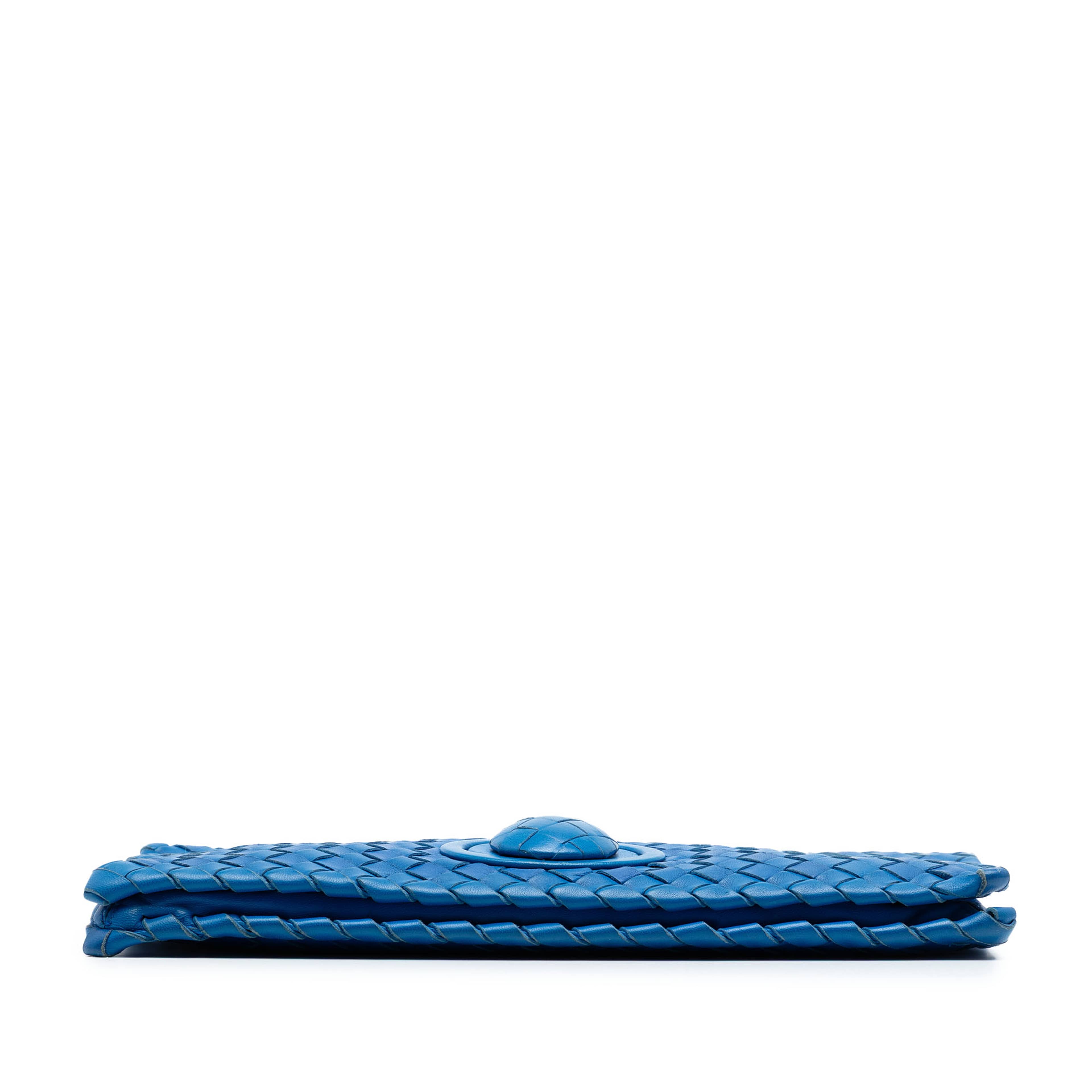 Bottega Veneta Nappa Intrecciato Turn Lock Clutch, från Luxclusif, i färgen blue. Klicka för att öppna bilden i stort format