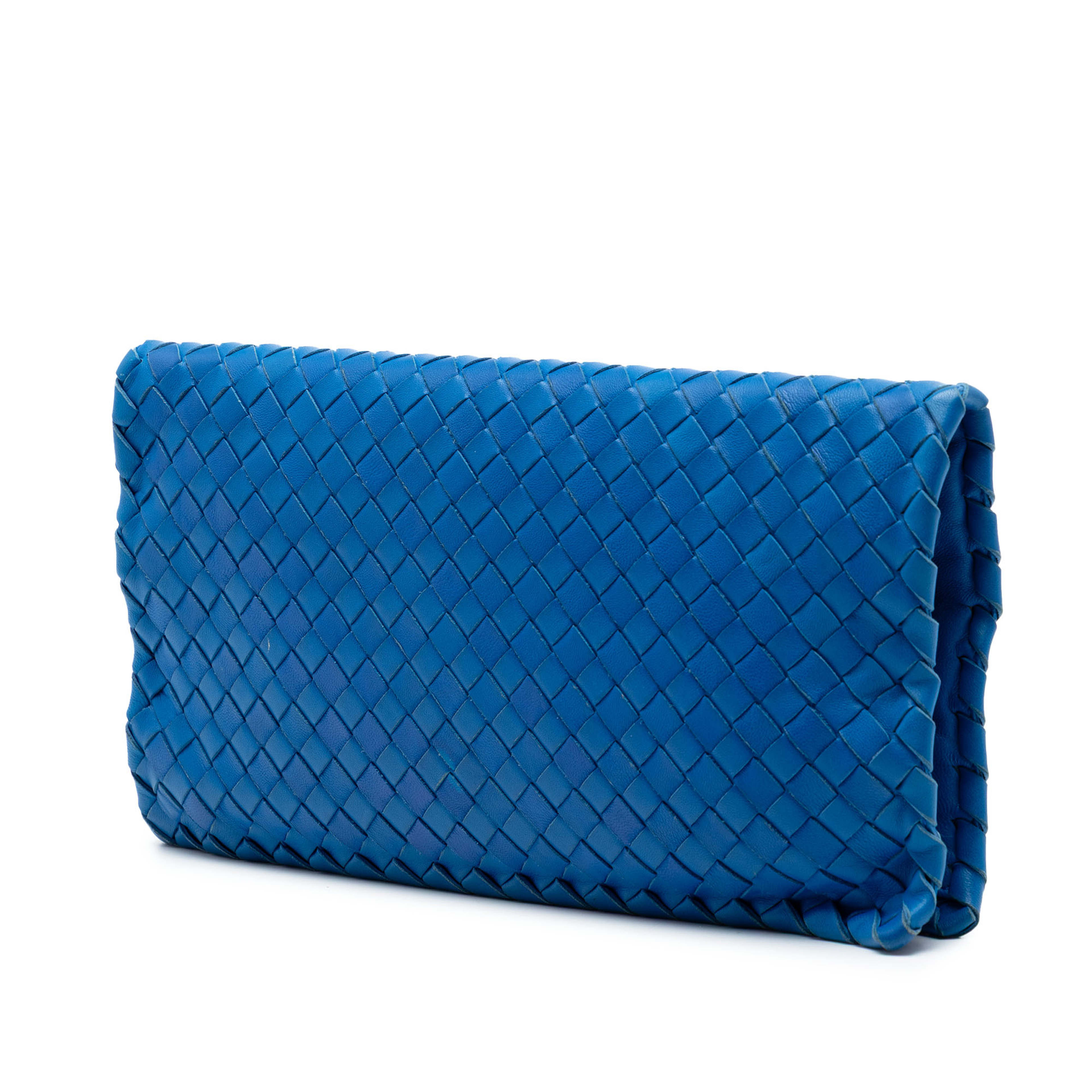 Bottega Veneta Nappa Intrecciato Turn Lock Clutch, från Luxclusif, i färgen blue. Klicka för att öppna bilden i stort format