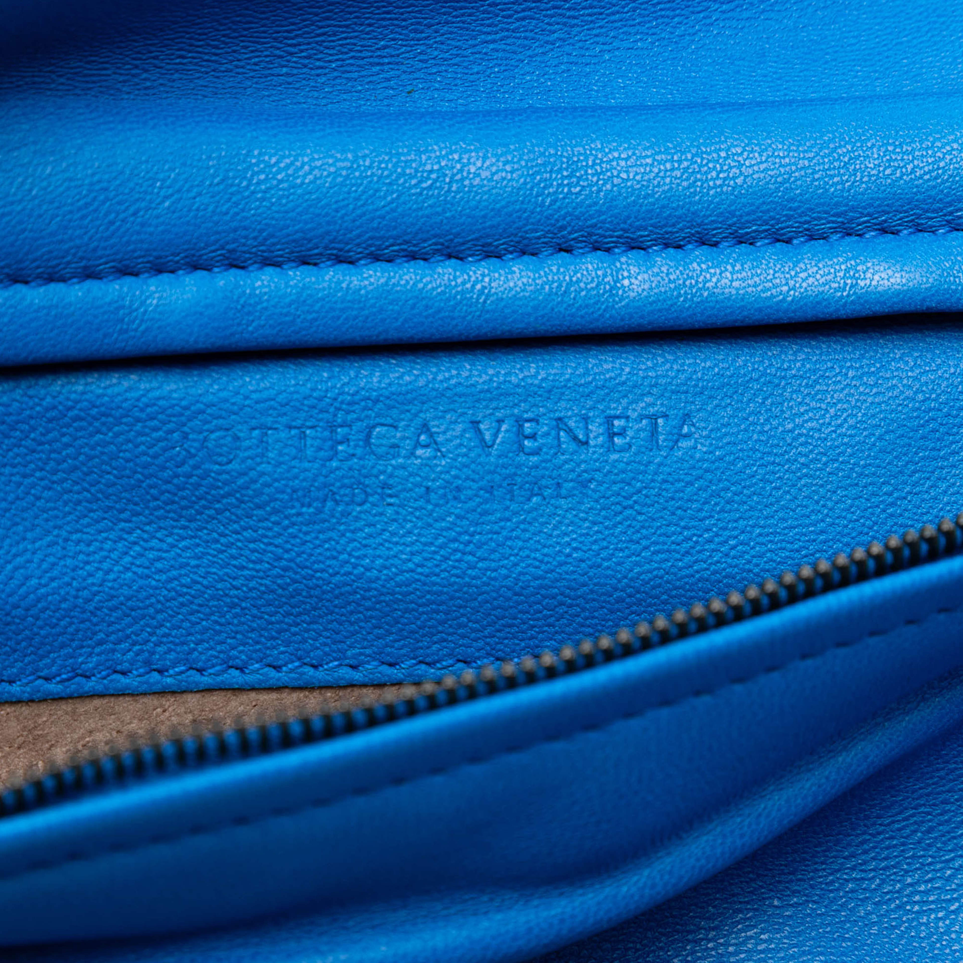 Bottega Veneta Nappa Intrecciato Turn Lock Clutch, från Luxclusif, i färgen blue. Klicka för att öppna bilden i stort format