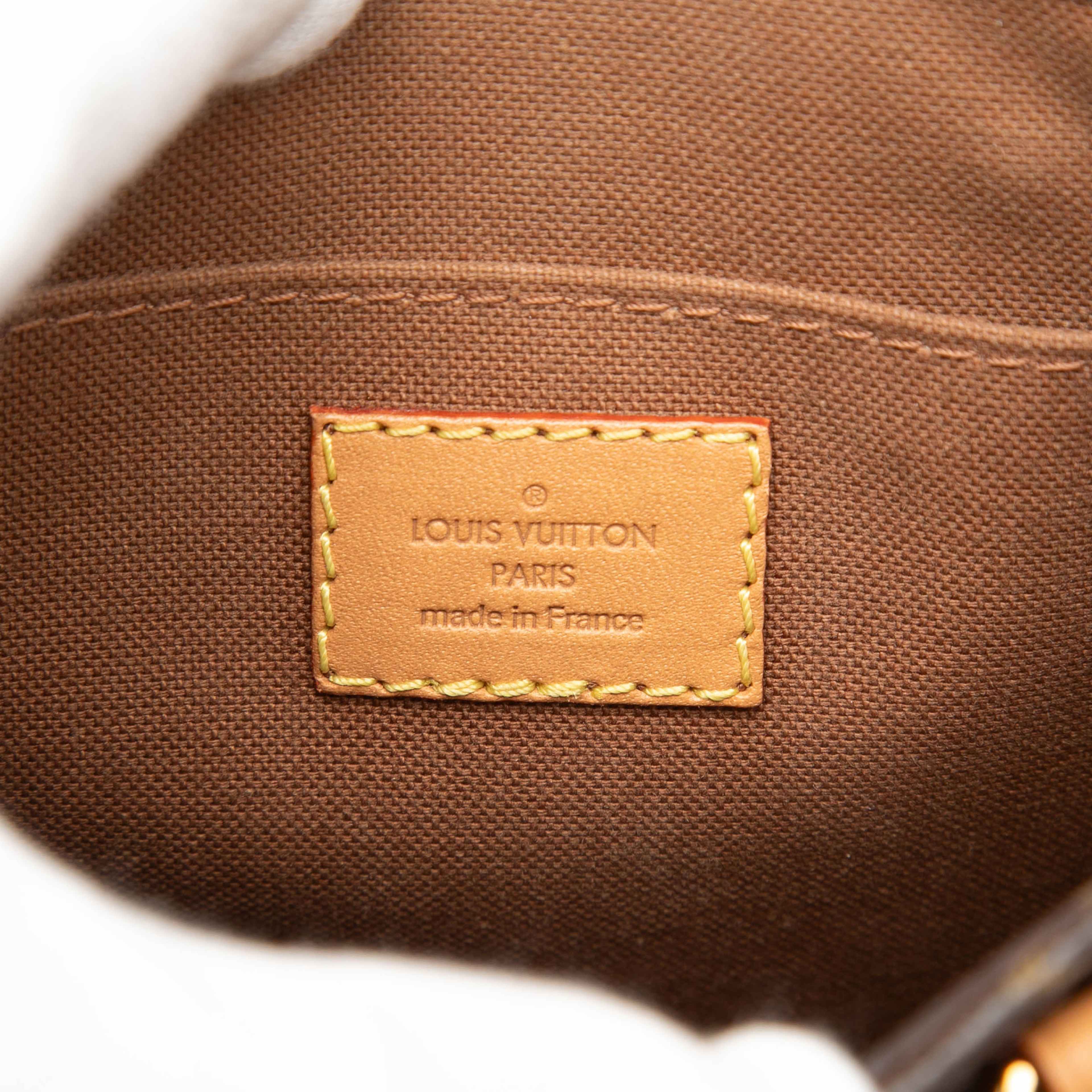 Louis Vuitton Monogram Petit Sac Plat, från Luxclusif, i färgen brun. Klicka för att öppna bilden i stort format