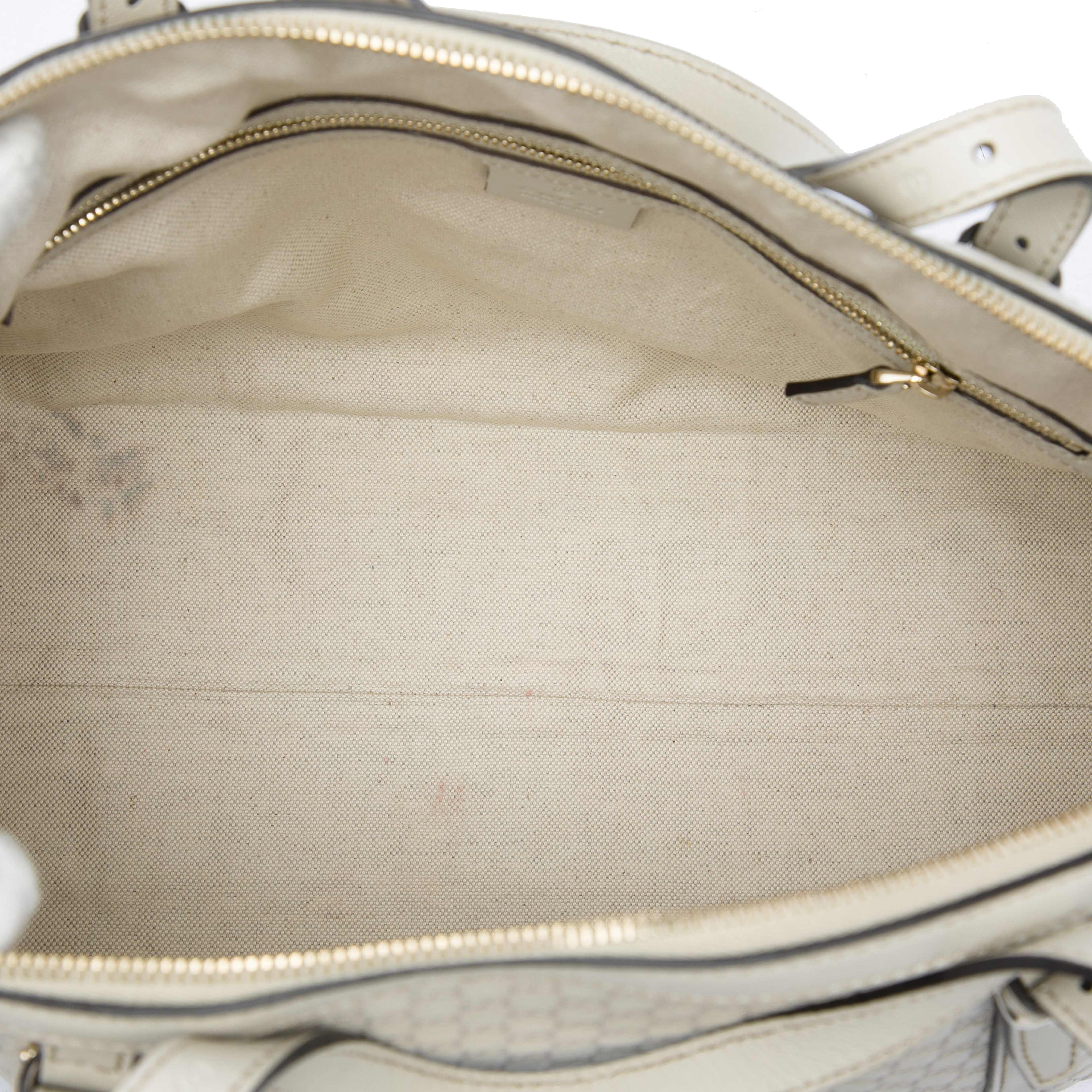 Gucci Large Microguccissima Nice Dome Satchel, från Luxclusif, i färgen vit. Klicka för att öppna bilden i stort format