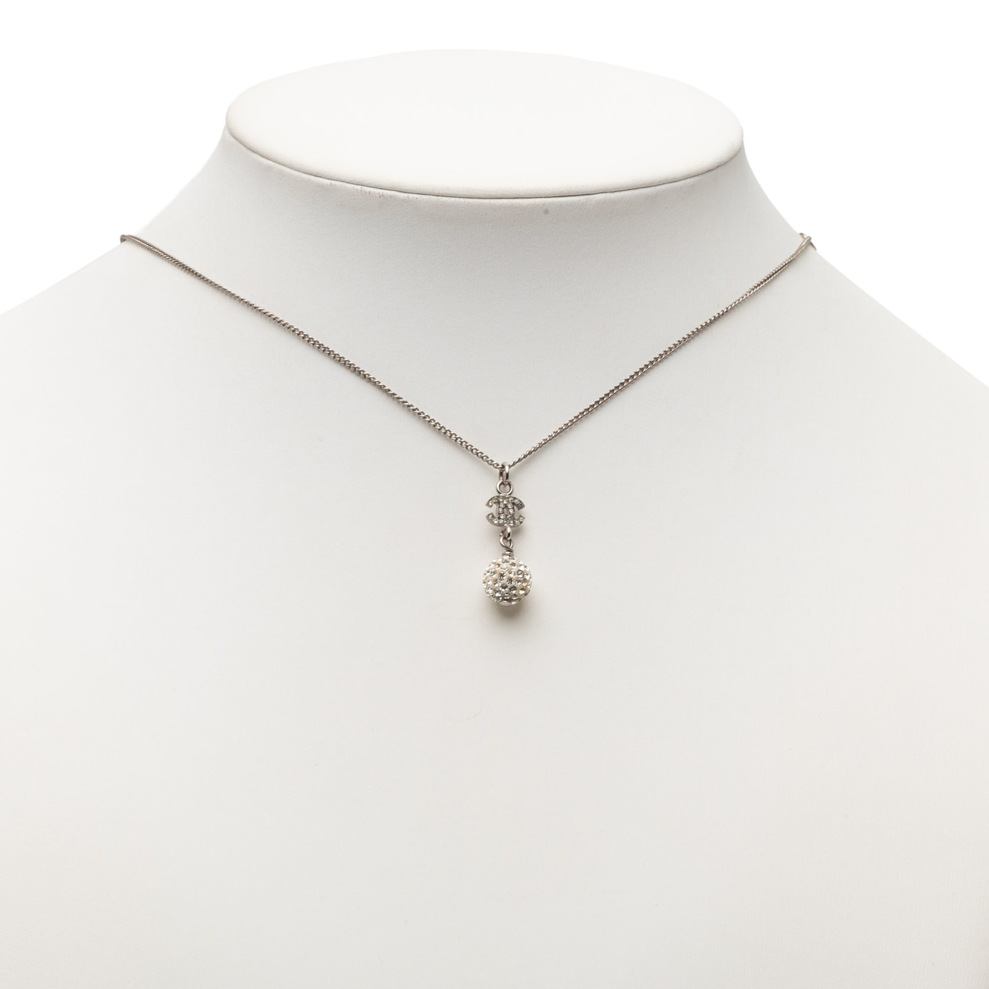 Chanel Cc Brass Strass Ball Pendant Necklace, från Luxclusif, i färgen silver. Klicka för att öppna bilden i stort format
