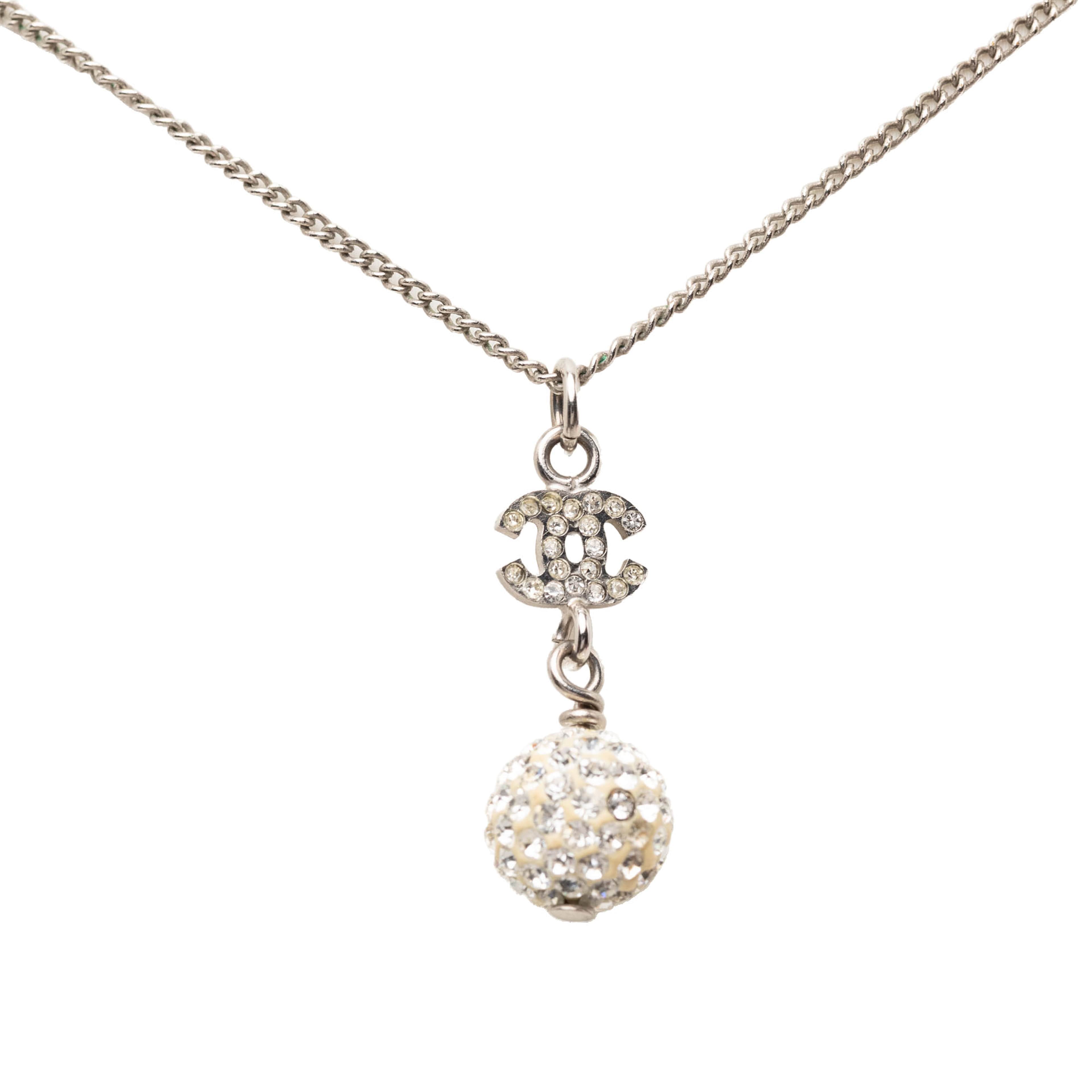 Chanel Cc Brass Strass Ball Pendant Necklace, från Luxclusif, i färgen silver. Klicka för att öppna bilden i stort format
