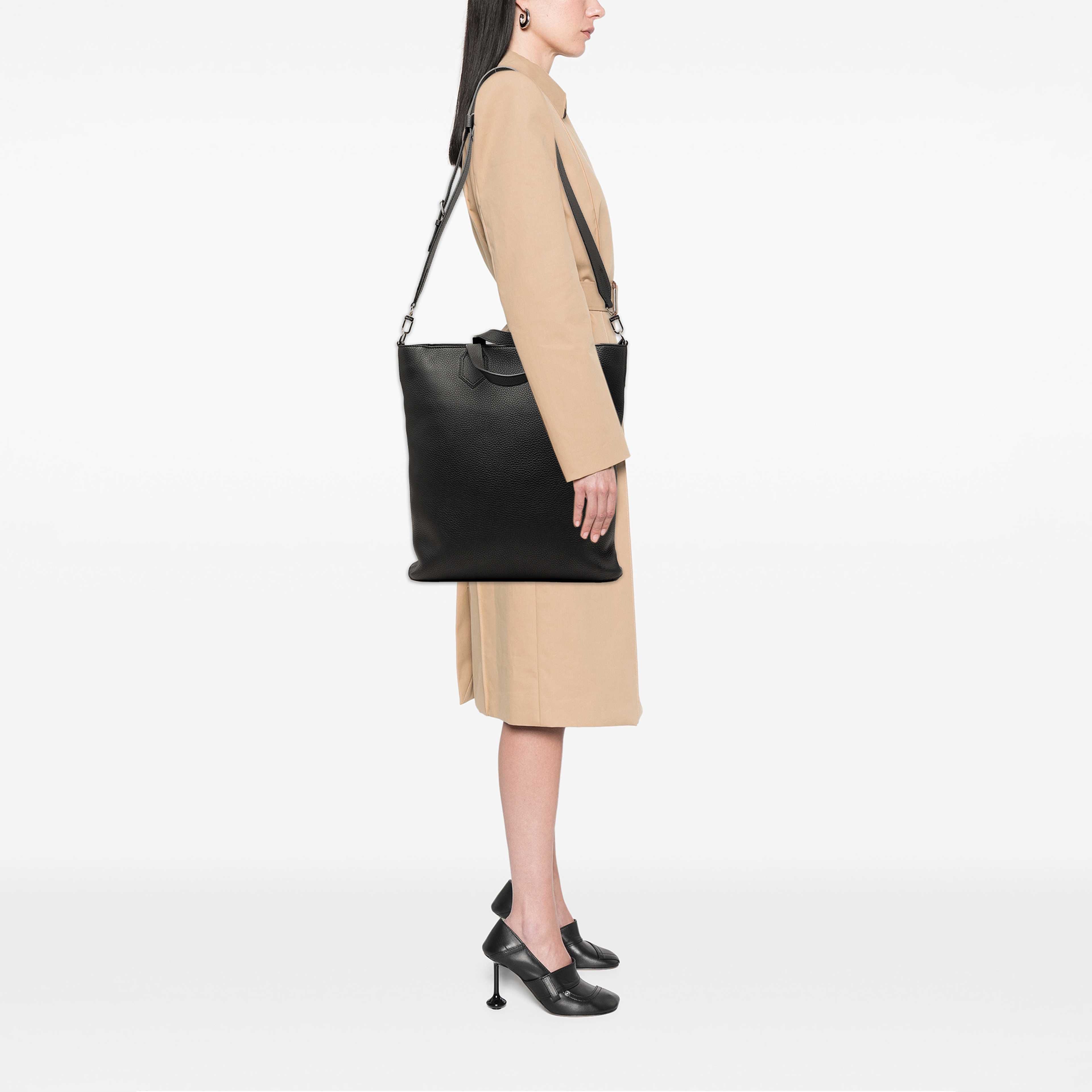Louis Vuitton Taurillon East Side Tote Mm, från Luxclusif, i färgen svart. Klicka för att öppna bilden i stort format