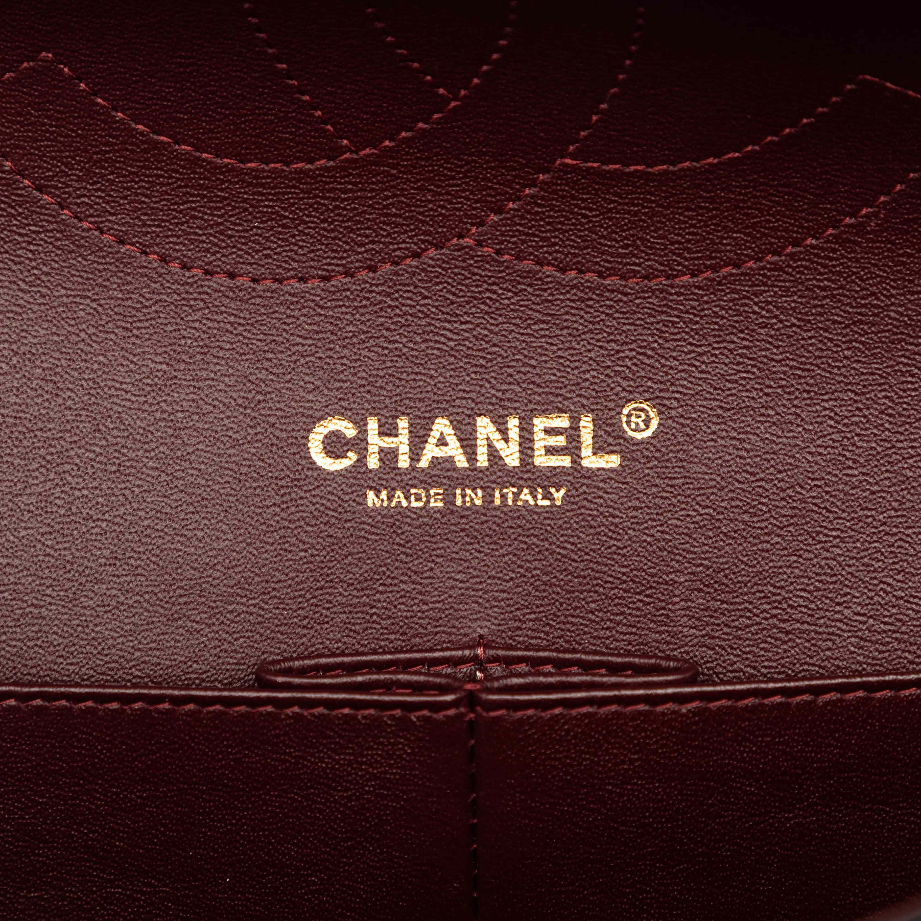 Chanel Jumbo Classic Lambskin Double Flap, från Luxclusif, i färgen black. Klicka för att öppna bilden i stort format