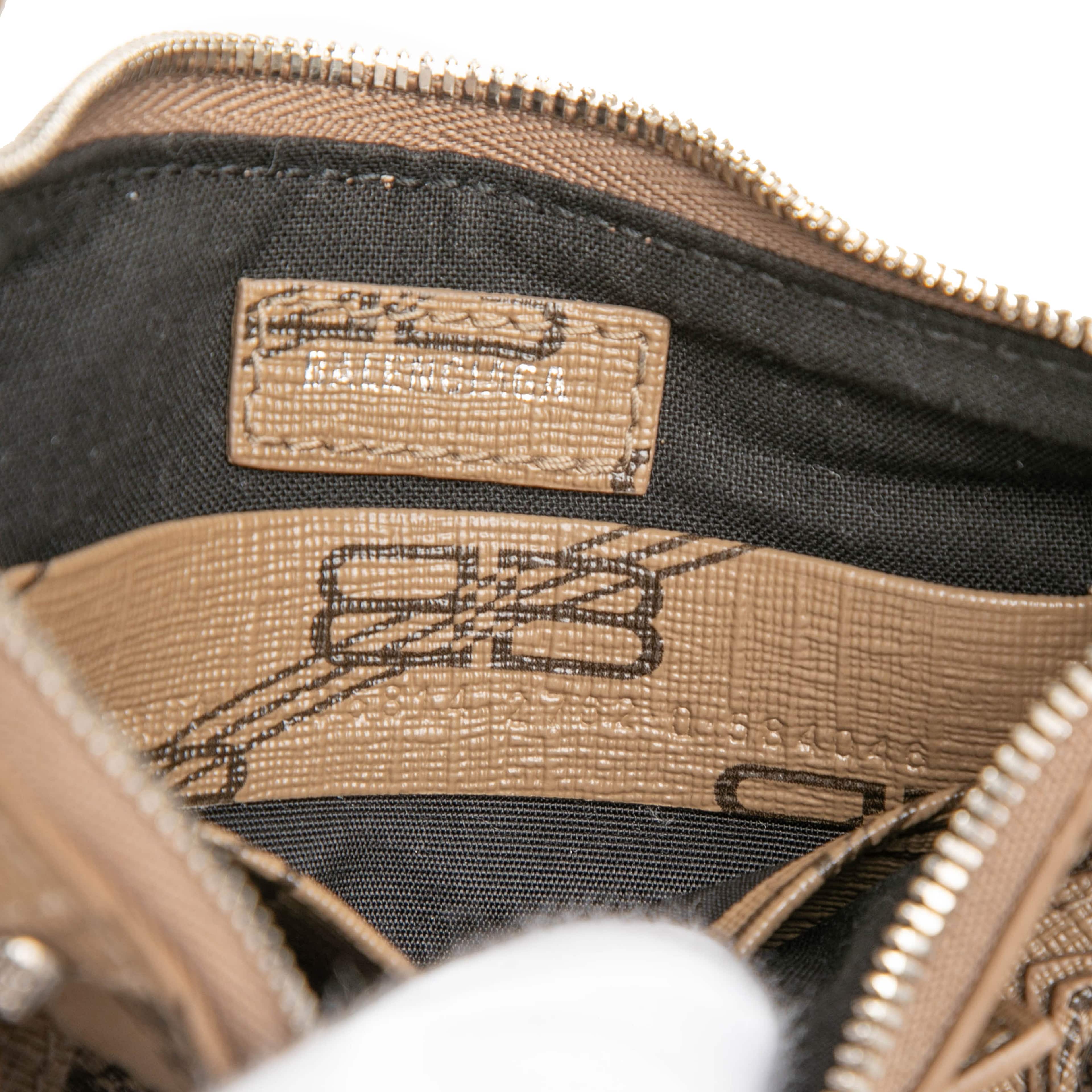 Balenciaga Mini Bb Monogram Coated Canvas Le Cagole Satchel, från Luxclusif, i färgen brun. Klicka för att öppna bilden i stort format