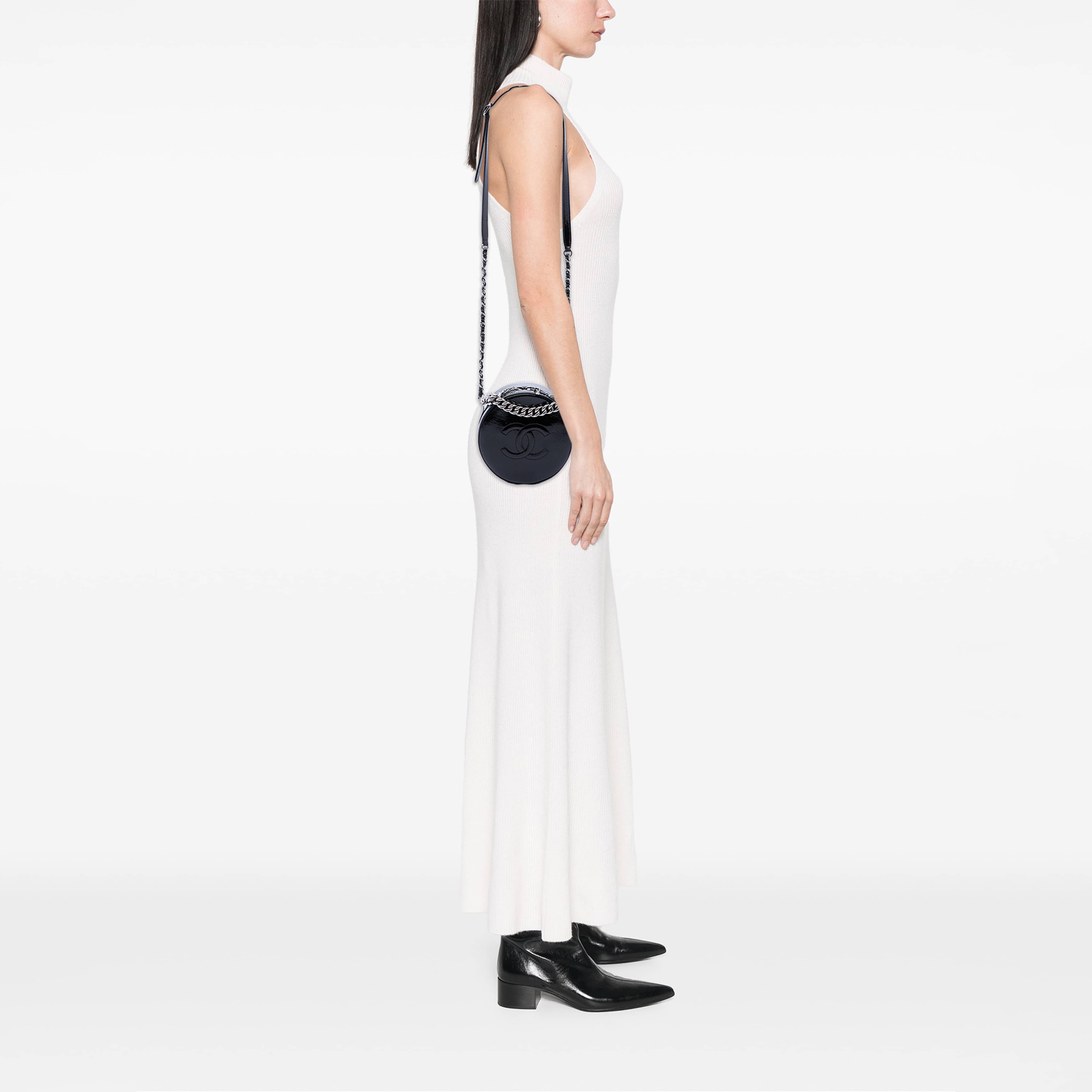 Chanel Cc Patent Round As Earth Bag, från Luxclusif, i färgen svart. Klicka för att öppna bilden i stort format