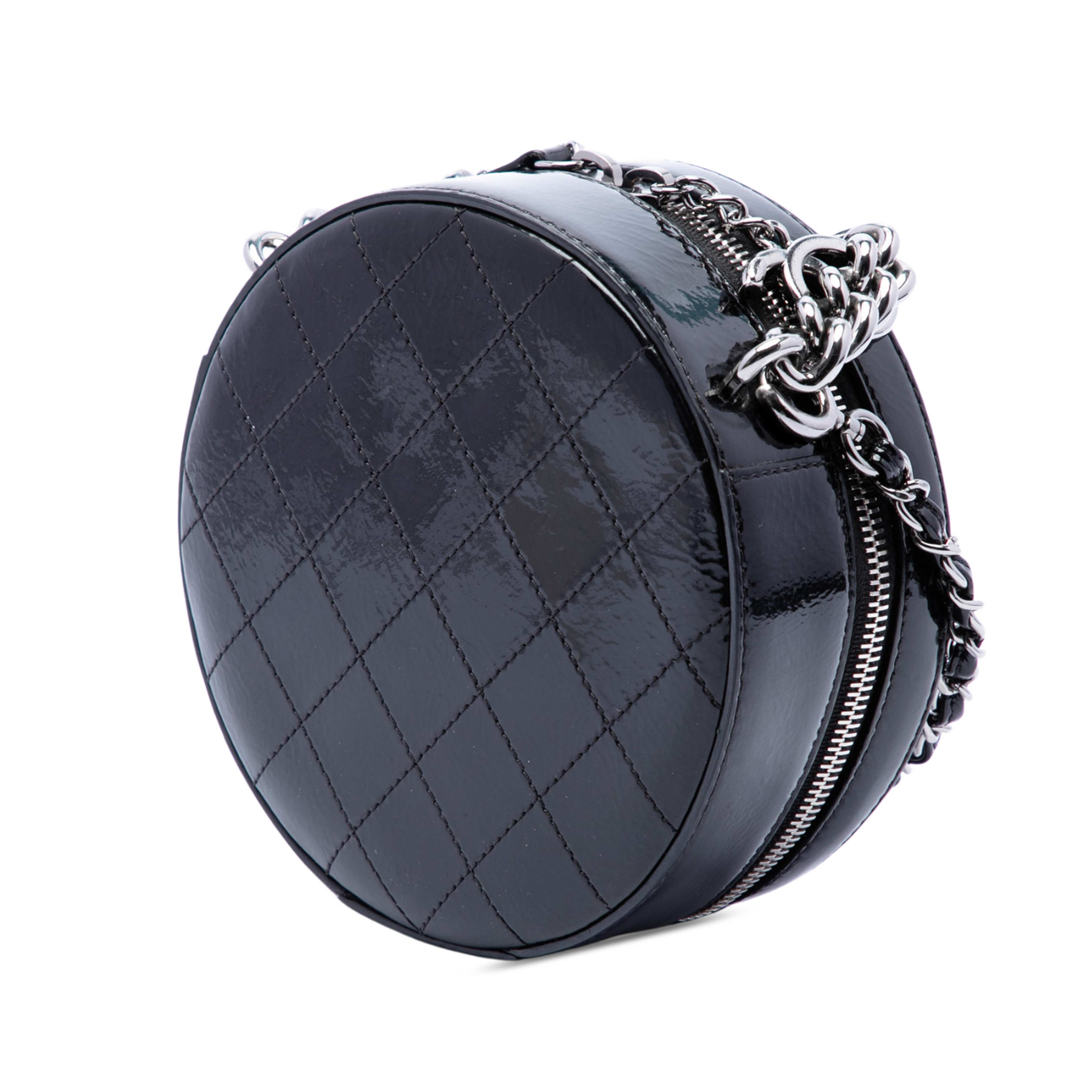 Chanel Cc Patent Round As Earth Bag, från Luxclusif, i färgen svart. Klicka för att öppna bilden i stort format