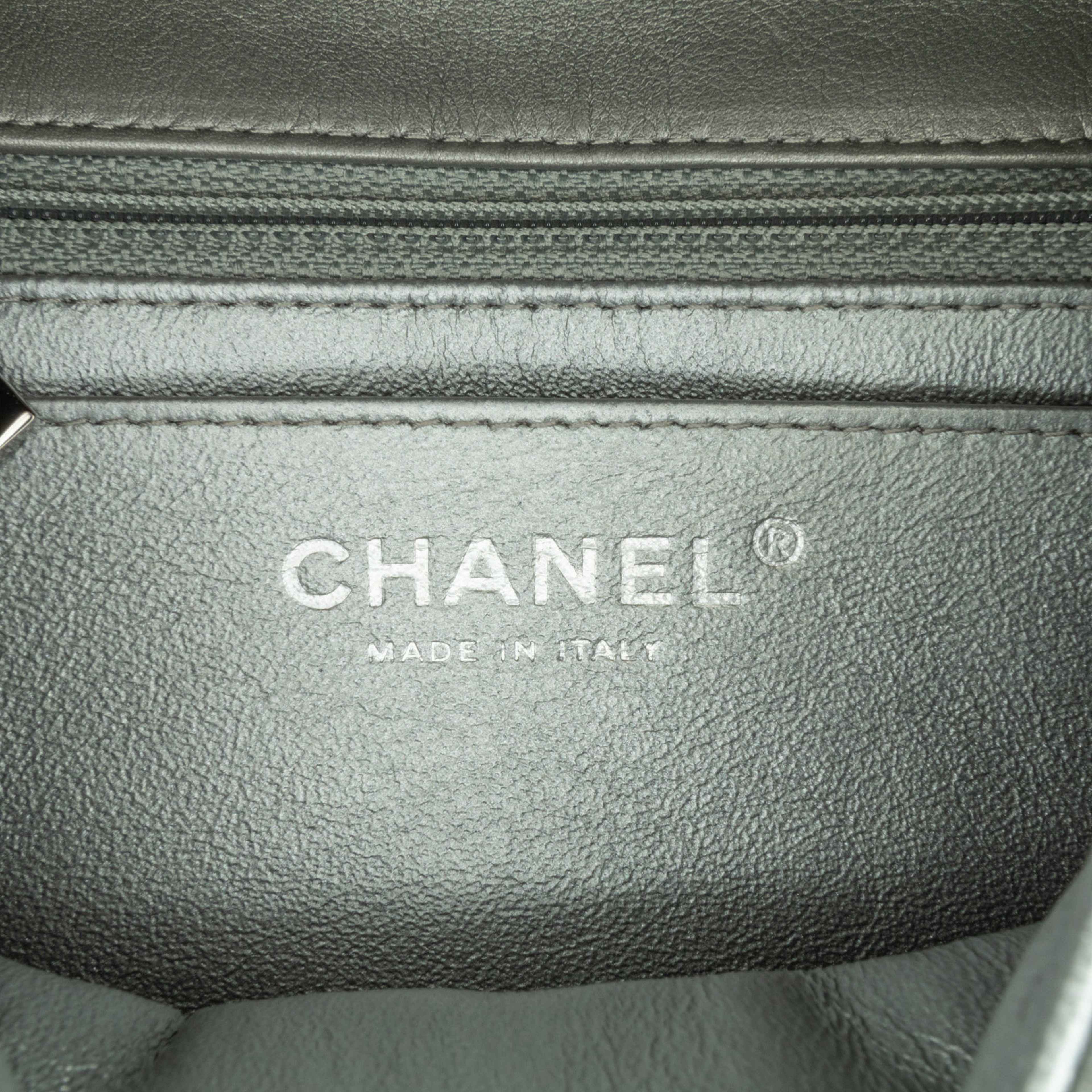 Chanel Mini Square Classic Calfskin Single Flap, från Luxclusif, i färgen silver. Klicka för att öppna bilden i stort format