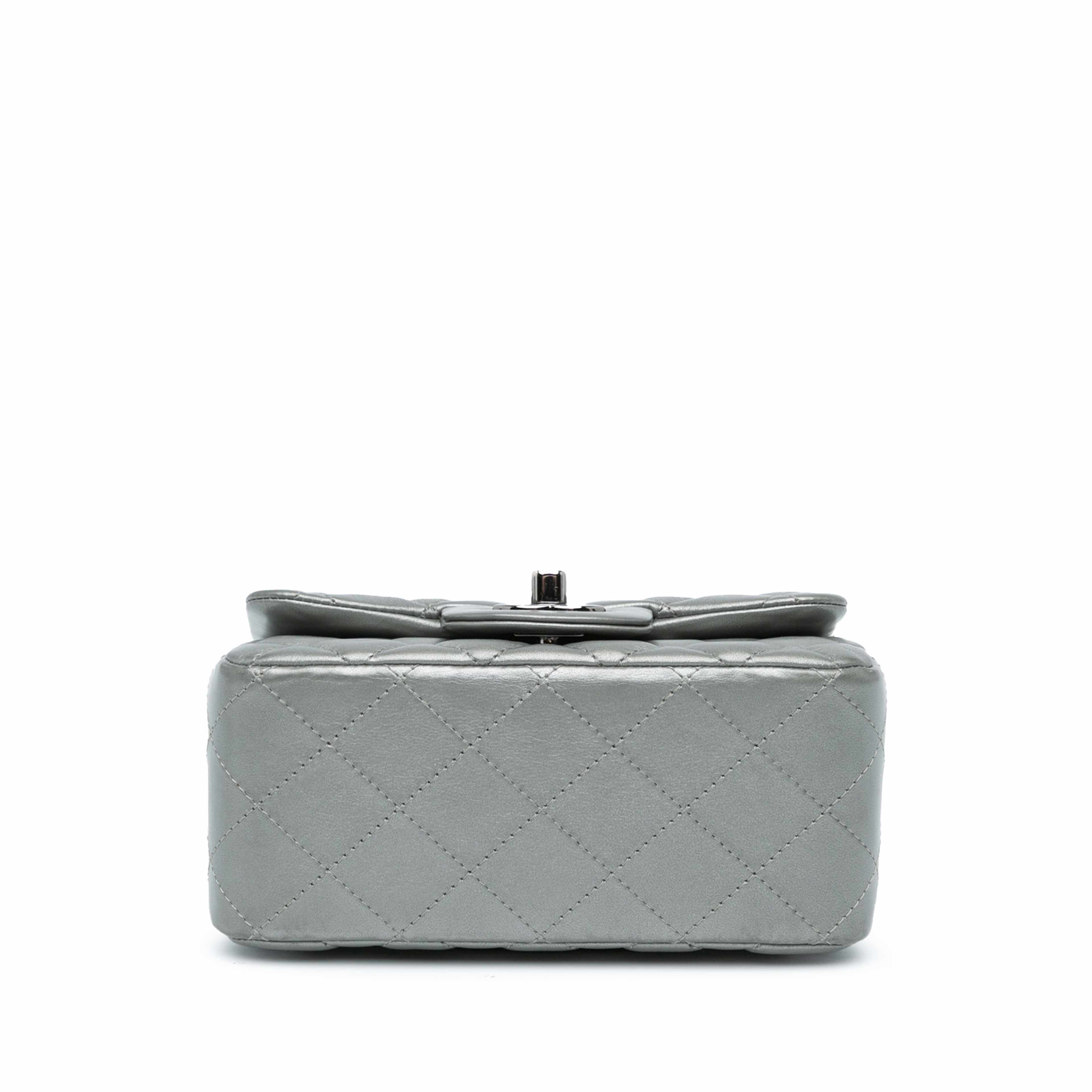 Chanel Mini Square Classic Calfskin Single Flap, från Luxclusif, i färgen silver. Klicka för att öppna bilden i stort format