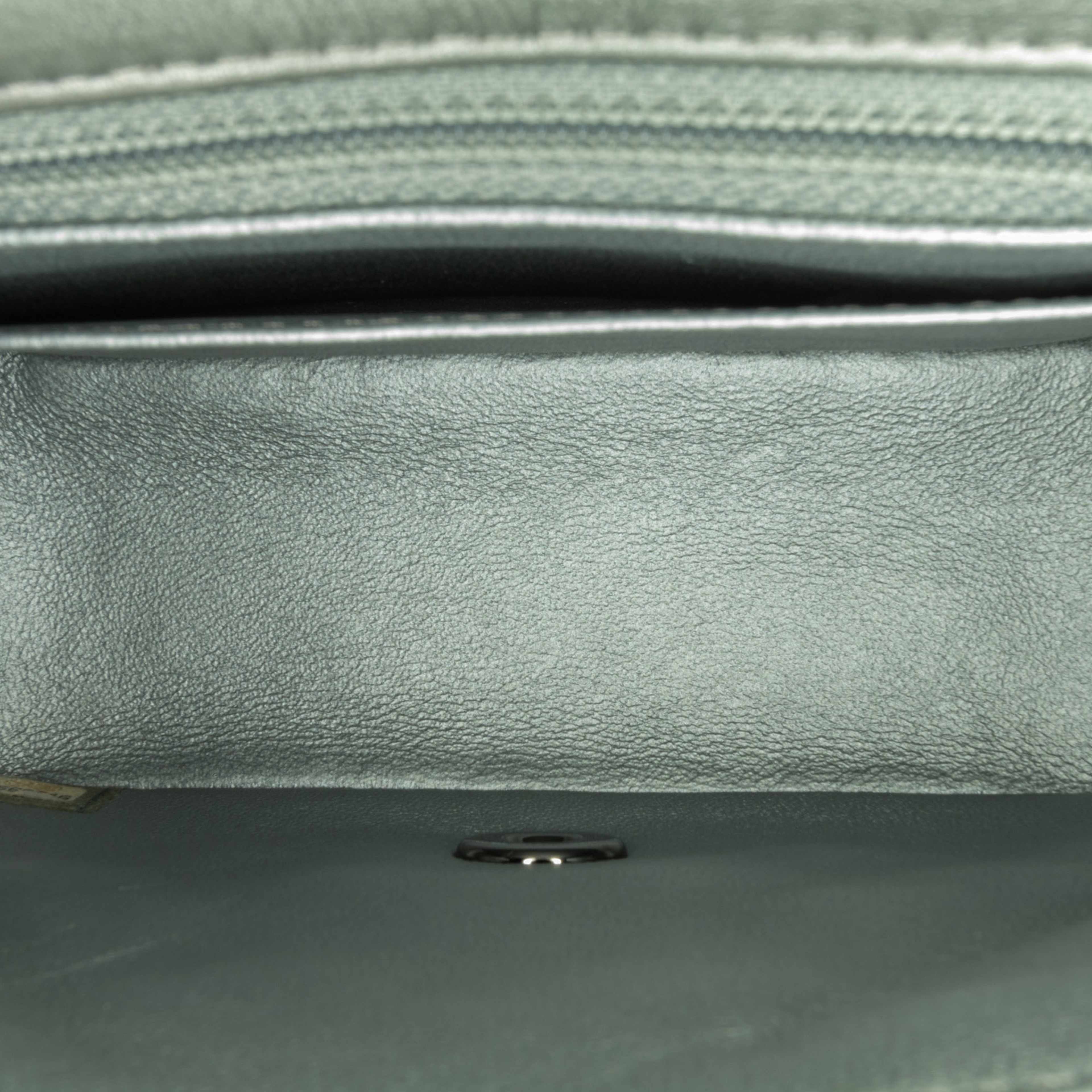 Chanel Mini Square Classic Calfskin Single Flap, från Luxclusif, i färgen silver. Klicka för att öppna bilden i stort format