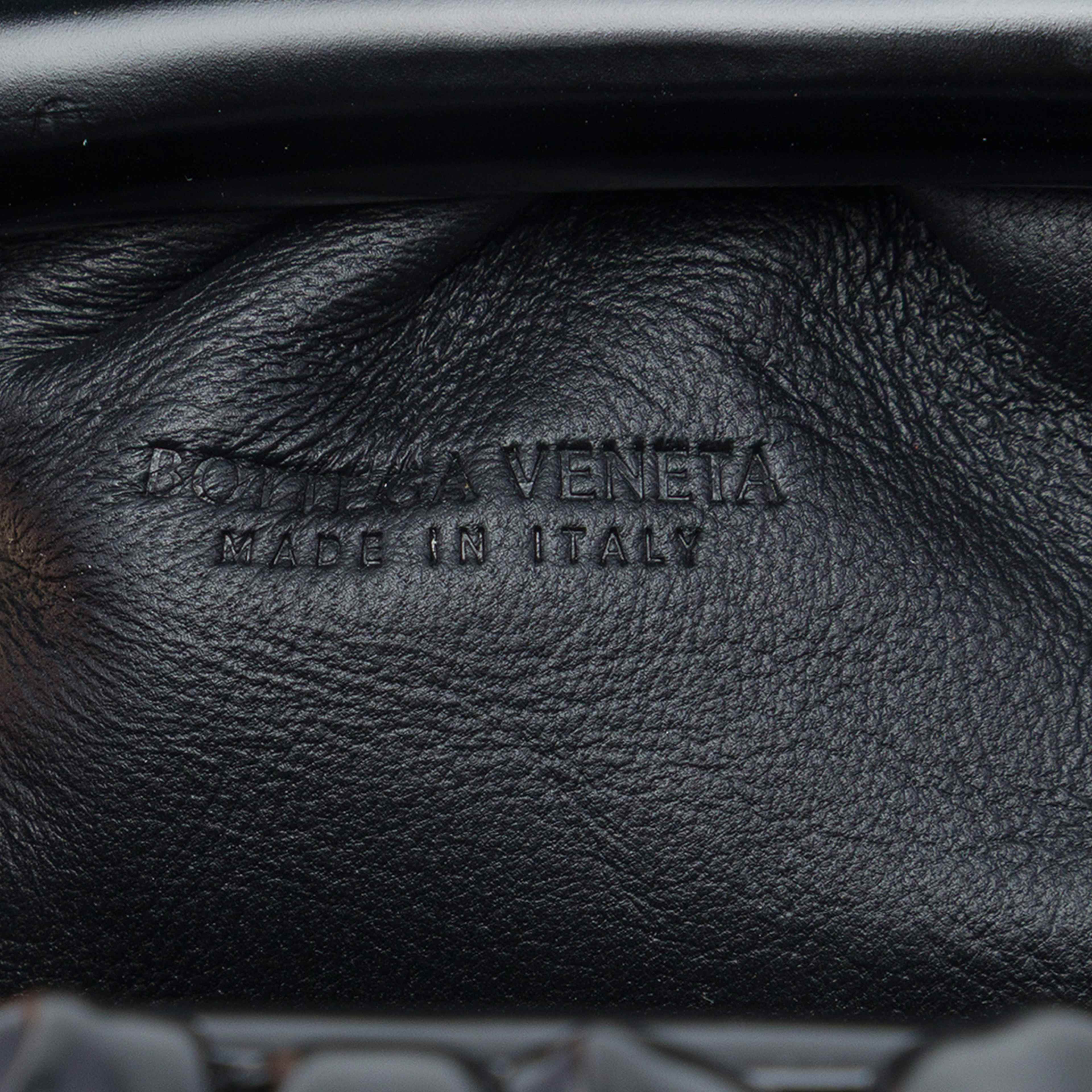 Bottega Veneta Brushed Calfskin The Mini Pouch, från Luxclusif, i färgen svart. Klicka för att öppna bilden i stort format